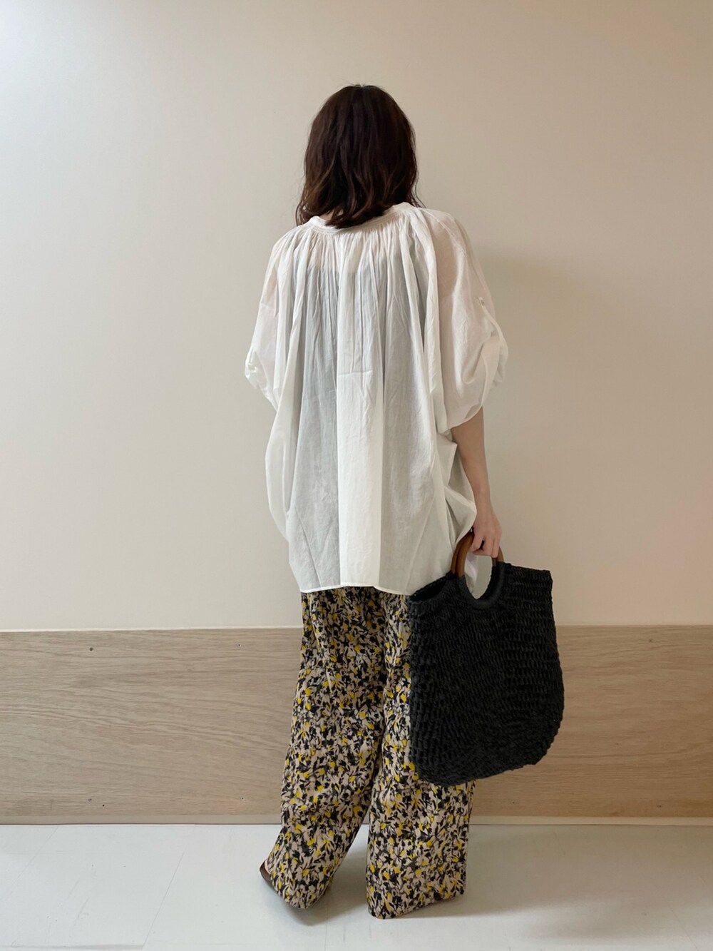 ホワイト系のシャツ/ブラウス、ベージュ系のその他パンツ、ブラウン系のサンダルを着用したレディースの夏コーディネートの7枚目の写真