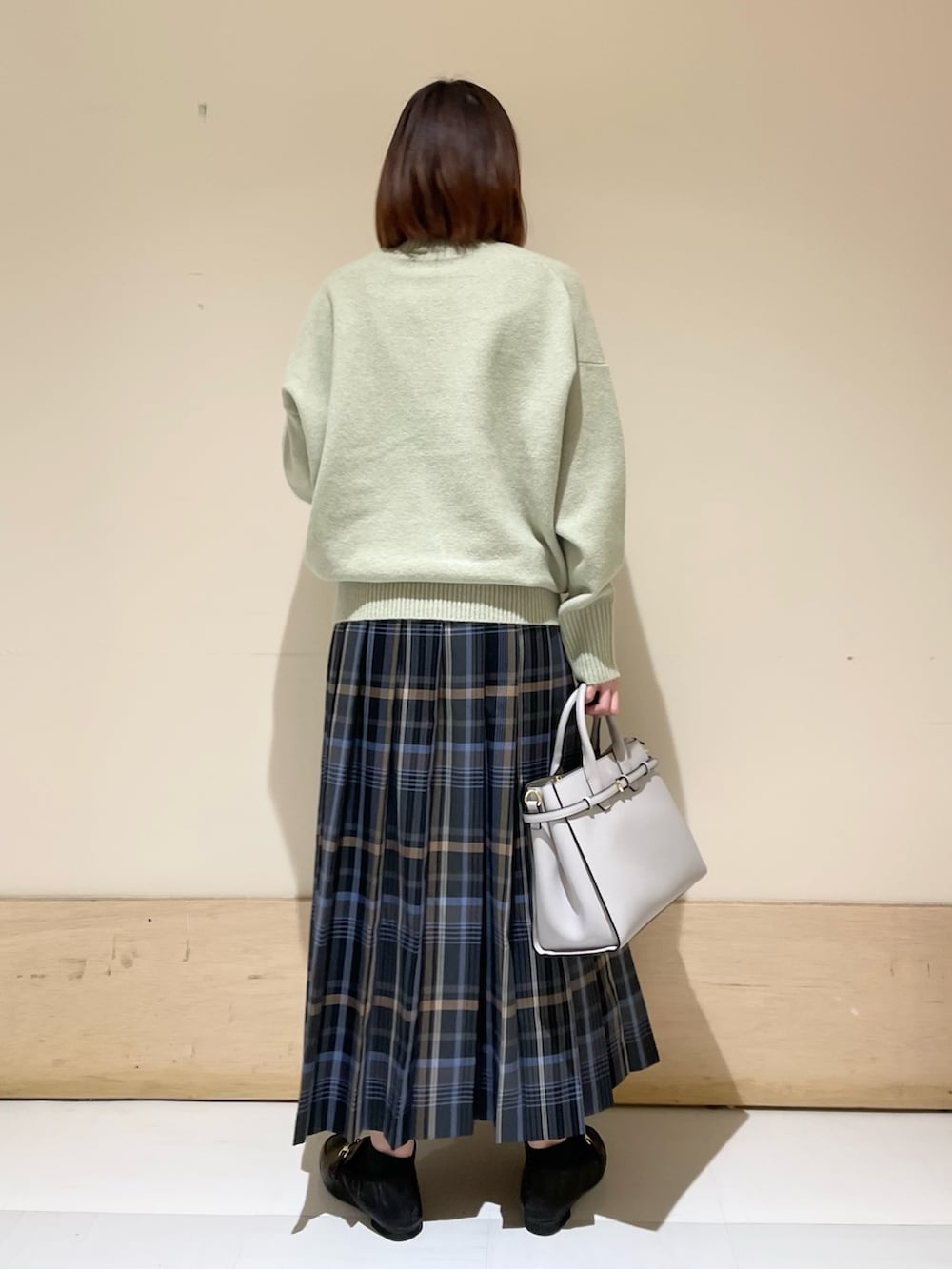 「URBAN RESEARCH DOORS、URBAN RESEARCH DOORS WOMENS、アーバンリサーチドアーズ、ミントグリーン、ミントカラー、もちもちニット、ハイネック、ハイネックニット、チェック、チェックスカート、プリーツスカート、ロングスカート、冬コーデ、休日スタイル、お出かけコーデ」｜「URBAN RESEARCH DOORSの『佐藤栞里さん着用』『WEB/一部店舗限定カラー』カラーチェックプリーツスカート（スカート、グレー系）」を使った、ホンダ マユさん（レディース・152cm）の冬コーディネートの7枚目の写真