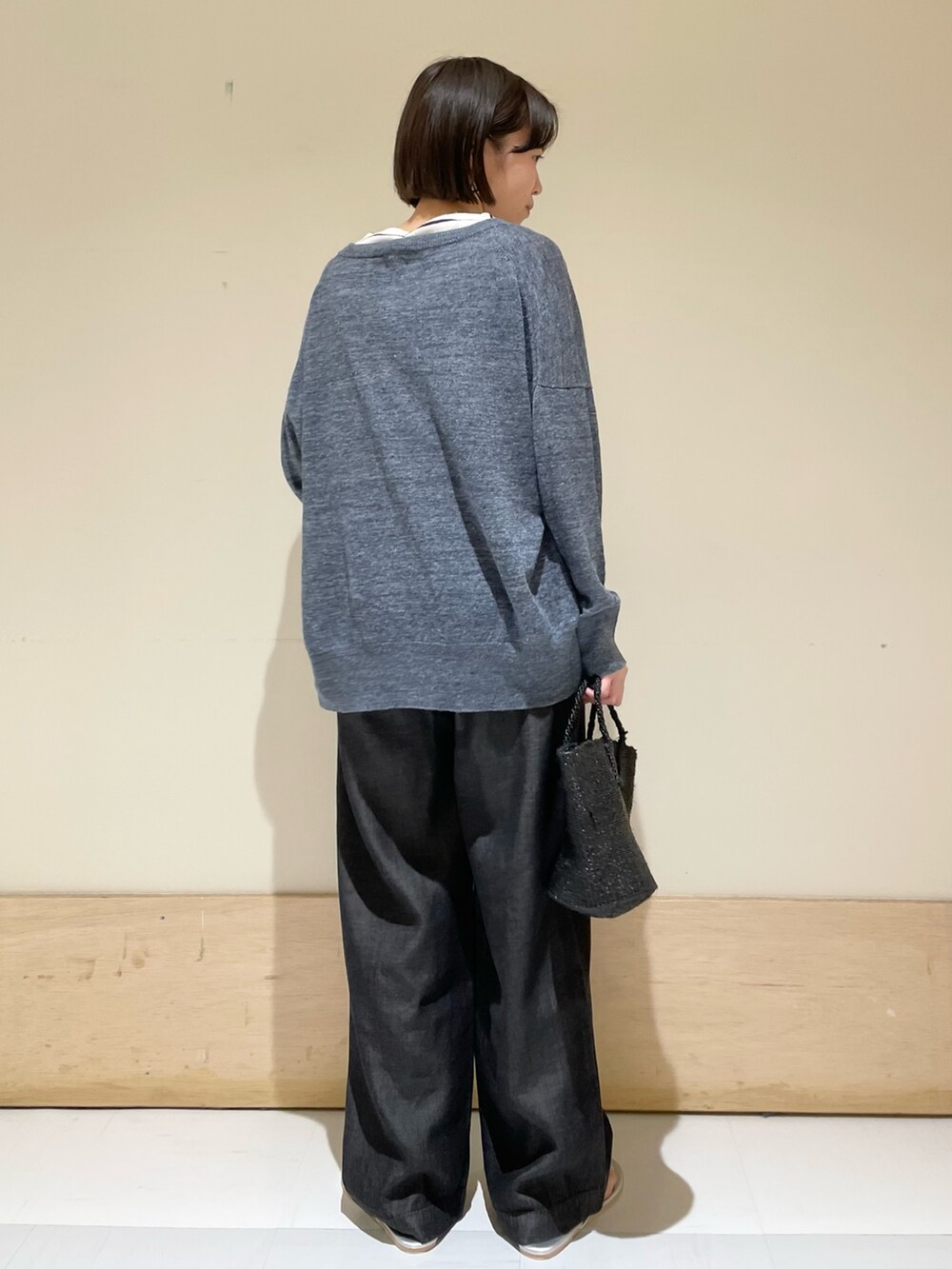 ブルー系のカーディガン/ボレロ、ホワイト系のTシャツ/カットソー、シルバー系のサンダルを着用したレディースの夏コーディネートの7枚目の写真