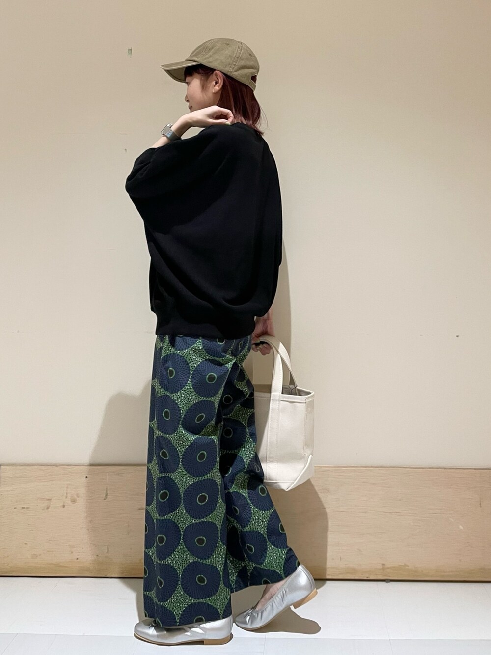 「URBAN RESEARCH DOORS、URBAN RESEARCH DOORS WOMENS、アーバンリサーチドアーズ、leglazik、柄パンツ、バレエシューズ、orcival、春コーデ、大人カジュアル、カジュアルコーデ、春服コーデ、低身長、低身長コーデ、おでかけコーデ、休日スタイル」|「URBAN RESEARCH DOORSの『WEB/一部店舗限定カラー』タックフライスワイドTシャツ(Tシャツ/カットソー、ブラック系)」を使った、ホンダ マユさん(レディース・152cm)の春コーディネートの5枚目の写真