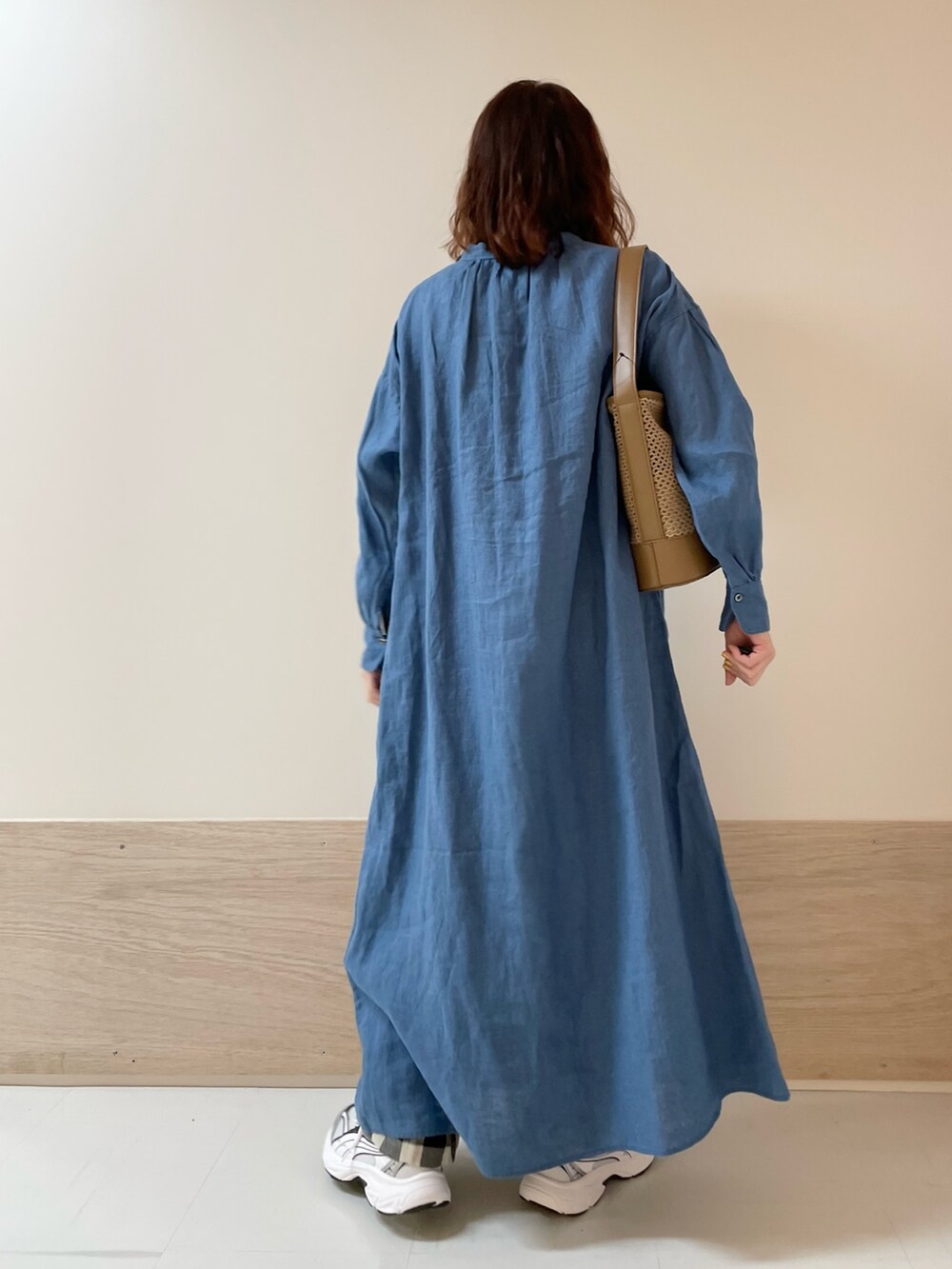 ブラック系のその他パンツ、ブルー系のワンピース、ベージュ系のショルダーバッグを着用したレディースの春コーディネートの7枚目の写真