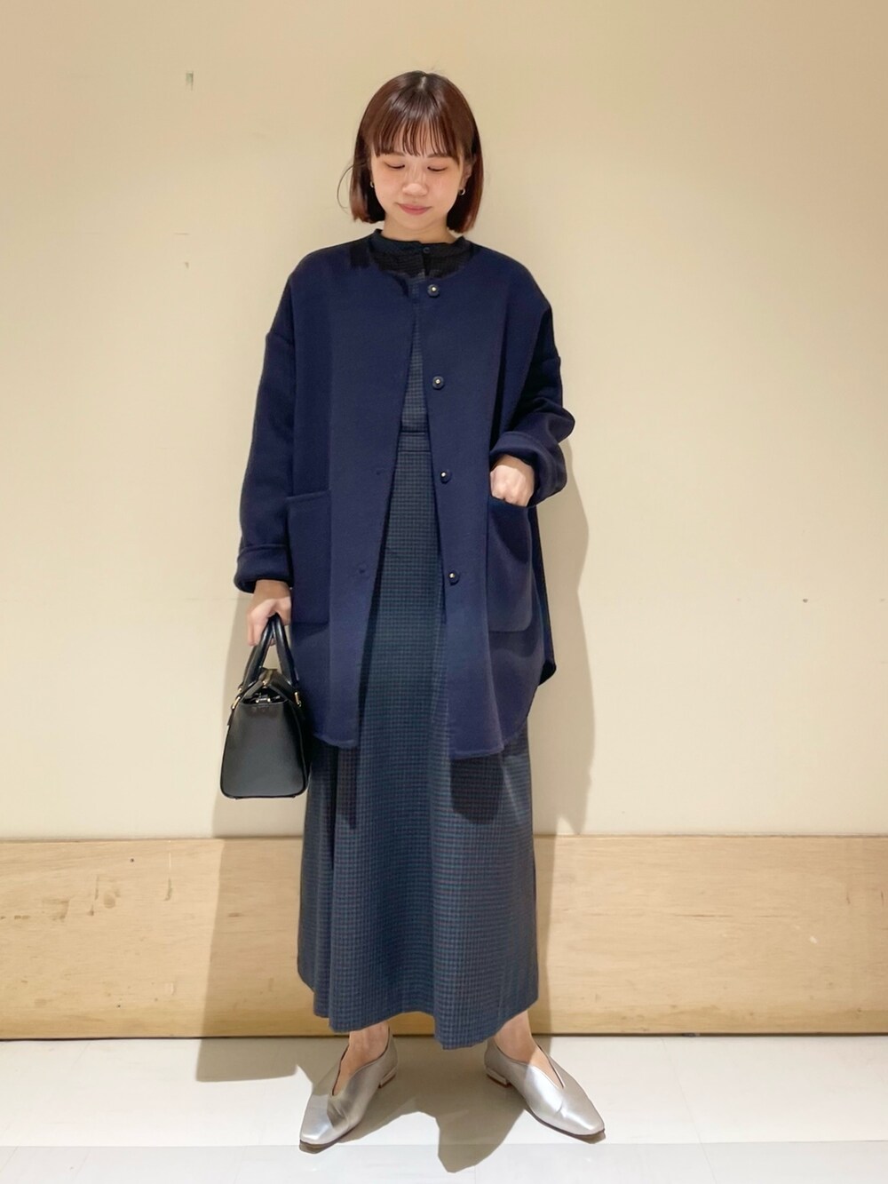 「URBAN RESEARCH DOORS、URBAN RESEARCH DOORS WOMENS、アーバンリサーチドアーズ、ワンピース、お出かけコーデ、きれいめカジュアル、冬アウター、休日スタイル、冬のコーデ、ネイビー、オトナカワイイ、新星WEARISTAにエントリー、チェック、チェックワンピース、低身長」｜「URBAN RESEARCHの『MADE IN JAPAN』Vカット2WAYパンプス（パンプス、シルバー系）」を使った、ホンダ マユさん（レディース・152cm）の冬コーディネートの2枚目の写真