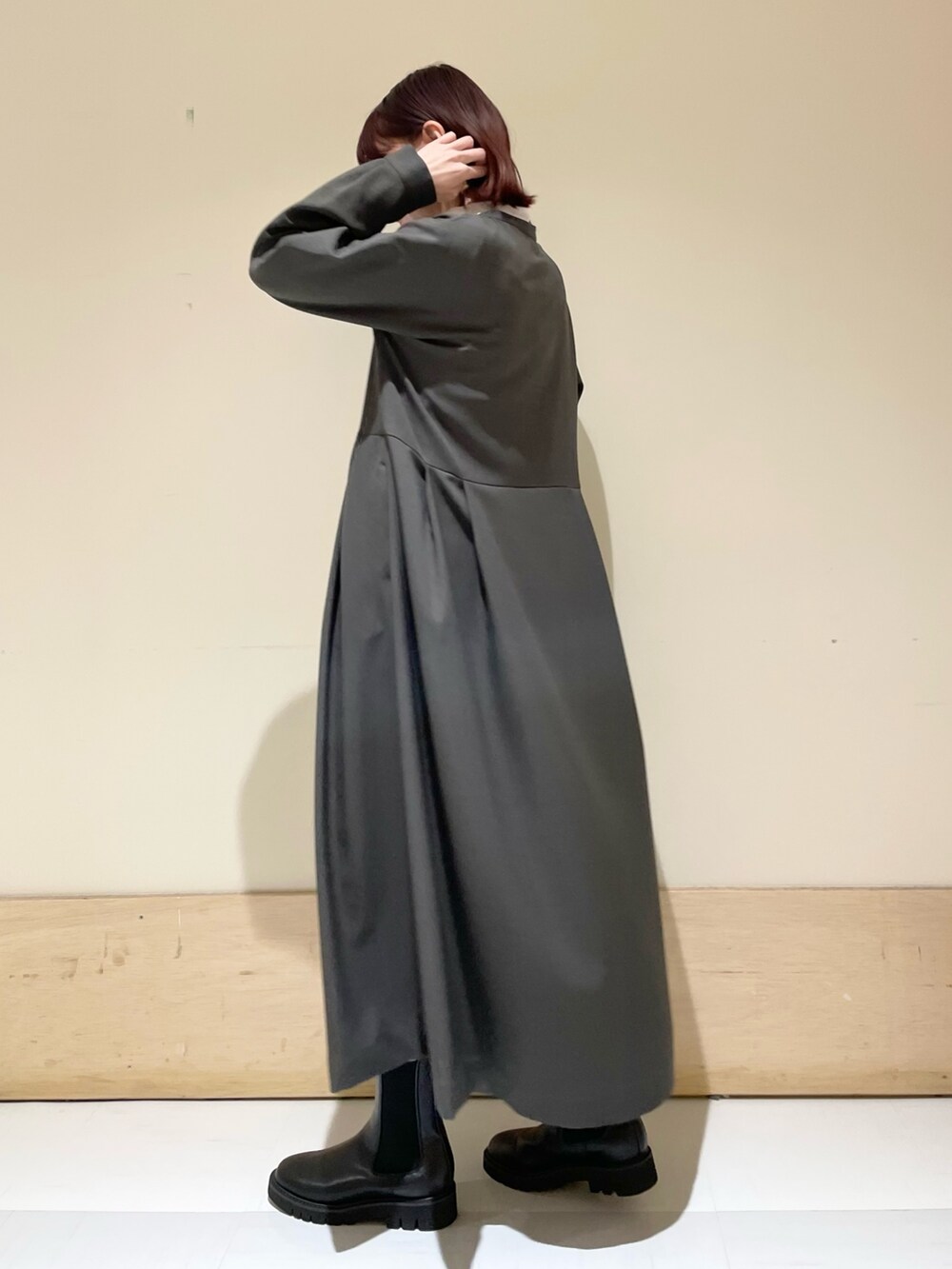 ブラック系のブーツ、グレー系のワンピース、ホワイト系のTシャツ/カットソーを着用したレディースの冬コーディネートの5枚目の写真