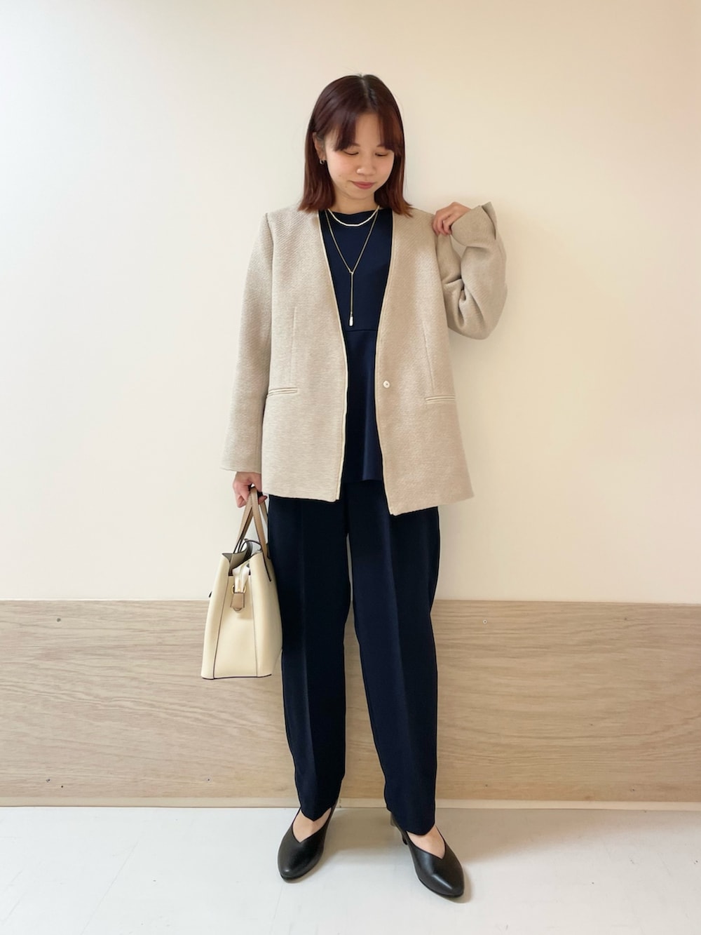 「URBAN RESEARCH DOORS、URBAN RESEARCH DOORS WOMENS、アーバンリサーチドアーズ、オケージョン、卒園式、卒業式、入学式、セットアップ、ジャケット、春ファッション、今日のコーデ、キレイめコーデ、低身長、低身長コーデ、骨格ストレート」|「URBAN RESEARCH DOORSのツイードVネックロングジャケット(テーラードジャケット、グレー系)」を使った、ホンダ マユさん(レディース・152cm)の冬コーディネートの2枚目の写真