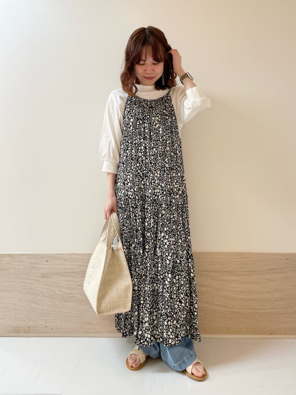 「URBAN RESEARCH DOORS、URBAN RESEARCH DOORS WOMENS、アーバンリサーチドアーズ、キャミワンピ、花柄、フラワープリント、レイヤードスタイル、お出かけコーデ、休日スタイル、春夏コーデ、きれいめカジュアル、デニム、低身長コーデ、骨格ストレート、デートコーデ」｜「URBAN RESEARCH DOORSのリトルフラワープリーツキャミワンピース（ワンピース、ブラック系）」を使った、ホンダ マユさん（レディース・152cm）の春コーディネートの3枚目の写真