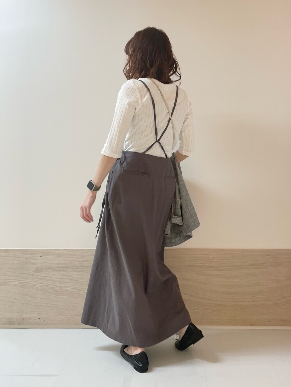 ホワイト系のTシャツ/カットソー、その他のその他アウター、ブラック系のバレエシューズを着用したレディースの春コーディネートの5枚目の写真