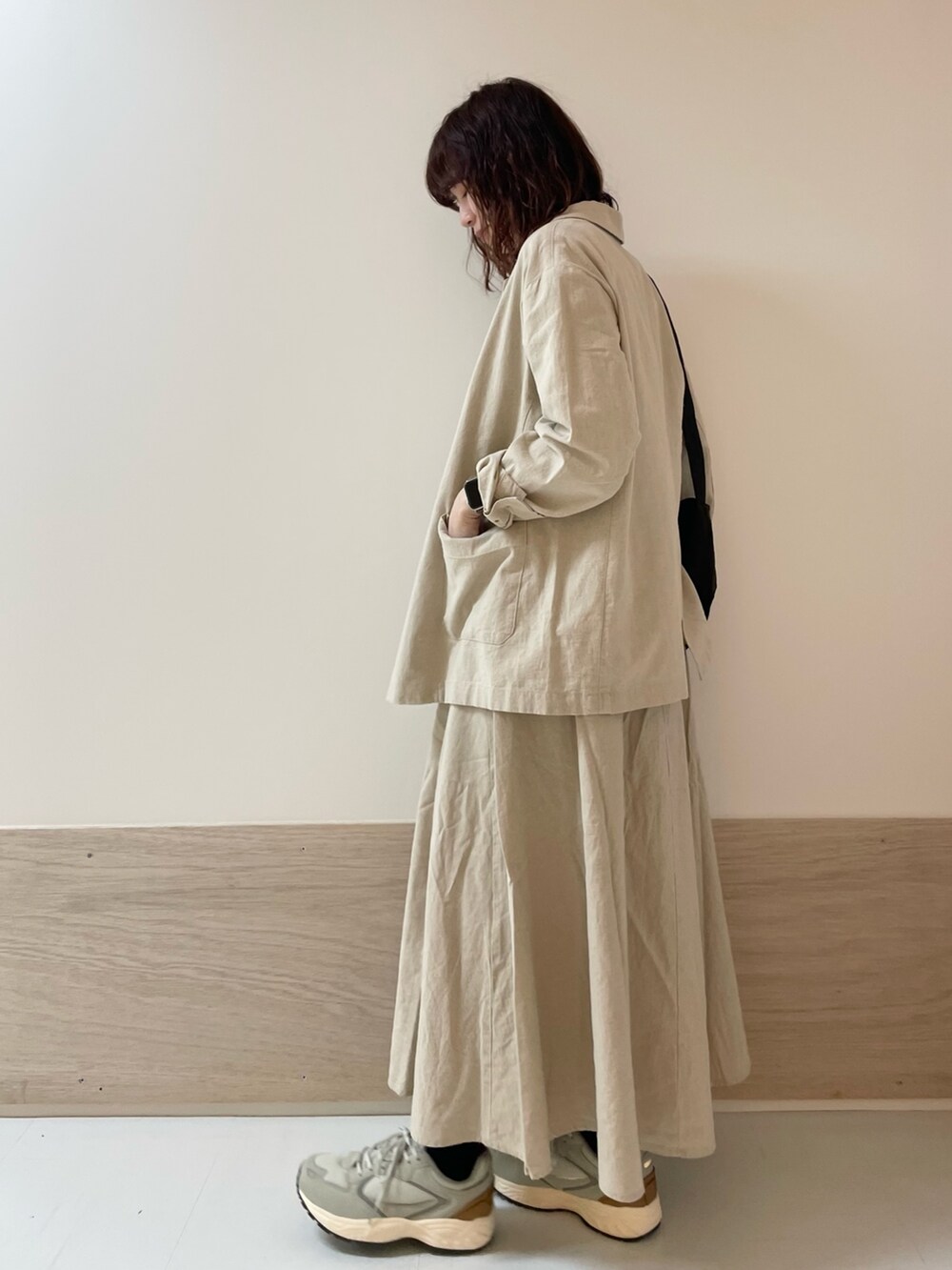 ホワイト系のスカート、ホワイト系のその他アウター、ブラウン系のTシャツ/カットソーを着用したレディースの春コーディネートの6枚目の写真