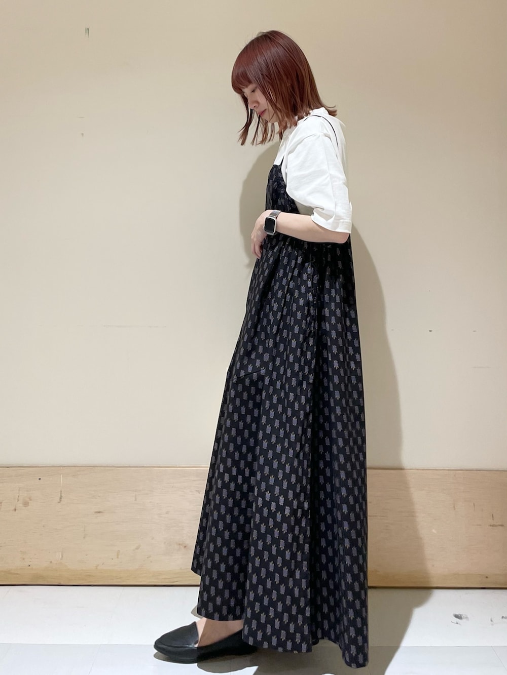 「URBAN RESEARCH DOORS、URBAN RESEARCH DOORS WOMENS、アーバンリサーチドアーズ、かぐれ、FORK&SPOON、キャミワンピ、プリントワンピース、柄ワンピース、シンプルコーデ、ビッグシルエット、休日スタイル、着回しコーデ、キレイめカジュアル、ショップスタッフの好印象コーデ、低身長」｜「かぐれのプリントキャミワンピース（ワンピース、ブラック系）」を使った、ホンダ マユさん（レディース・152cm）の春コーディネートの4枚目の写真