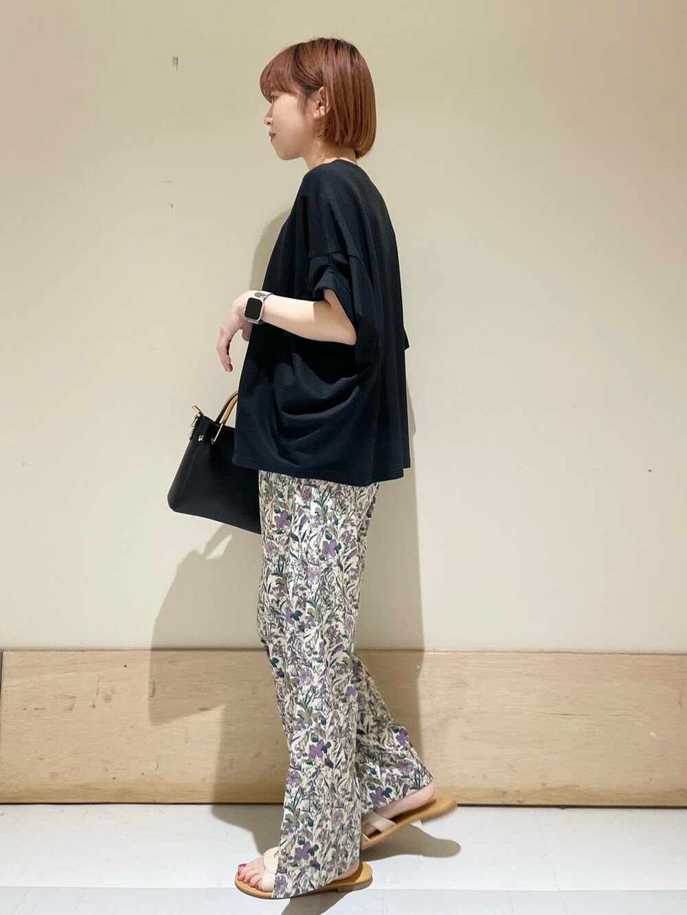 ブラック系のTシャツ/カットソー、ホワイト系のサンダル、パープル系のその他パンツを着用したレディースの春コーディネートの7枚目の写真