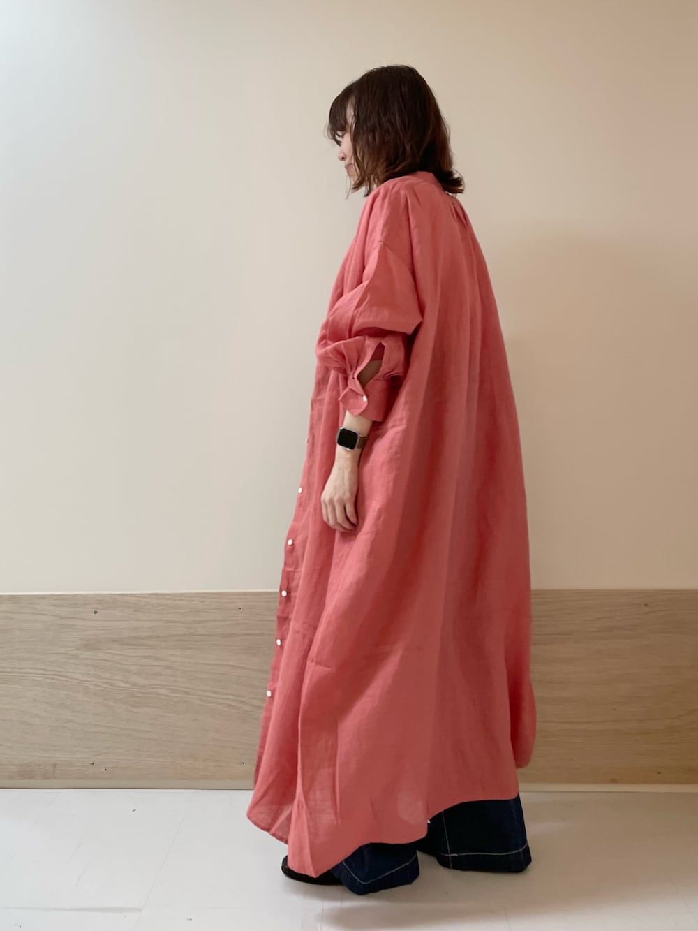 「URBAN RESEARCH DOORS、URBAN RESEARCH DOORS WOMENS、アーバンリサーチドアーズ、リネン、シャツワンピ、デニム、イージーパンツ、ワイドデニム、ピンク、デートコーデ、春夏コーデ、きれいめカジュアル、休日スタイル、低身長、骨格ストレート」｜「FORK&SPOONのFORK&SPOON　ヘビーウェイト天竺ショートスリーブTシャツ（Tシャツ/カットソー、ホワイト系）」を使った、ホンダ マユさん（レディース・152cm）の春コーディネートの3枚目の写真