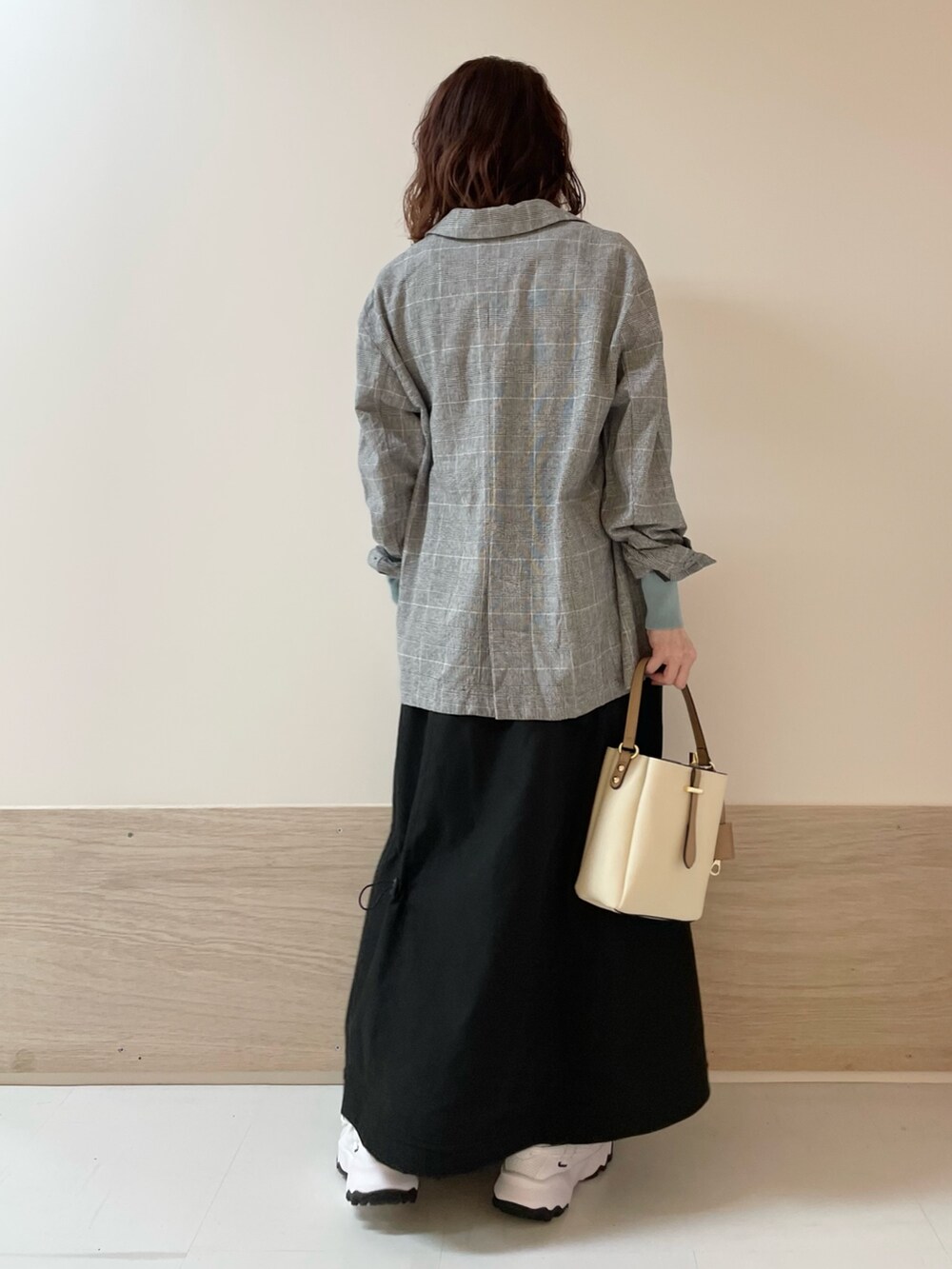 その他のその他アウター、グリーン系のカーディガン/ボレロ、ブラック系のスカートを着用したレディースの春コーディネートの6枚目の写真