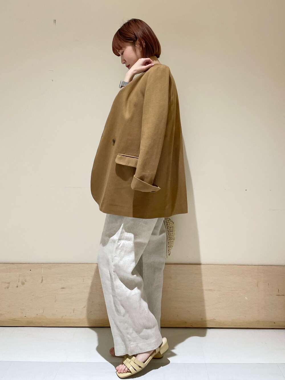 ベージュ系のその他パンツ、ホワイト系のTシャツ/カットソー、ベージュ系のノーカラージャケットを着用したレディースの春コーディネートの5枚目の写真