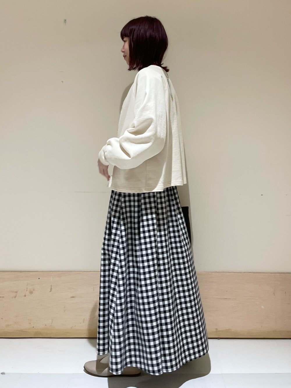 ホワイト系のニット/セーター、その他のスカート、ベージュ系のパンプスを着用したレディースの春コーディネートの5枚目の写真