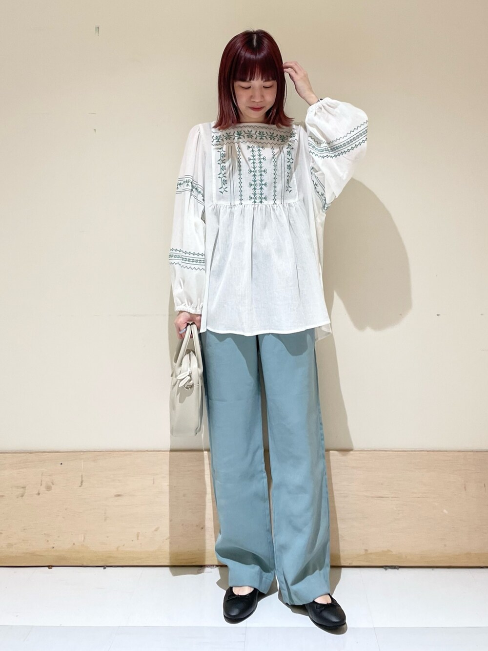 ホワイト系のシャツ/ブラウス、ベージュ系のショルダーバッグ、グリーン系のその他パンツを着用したレディースの春コーディネートの3枚目の写真