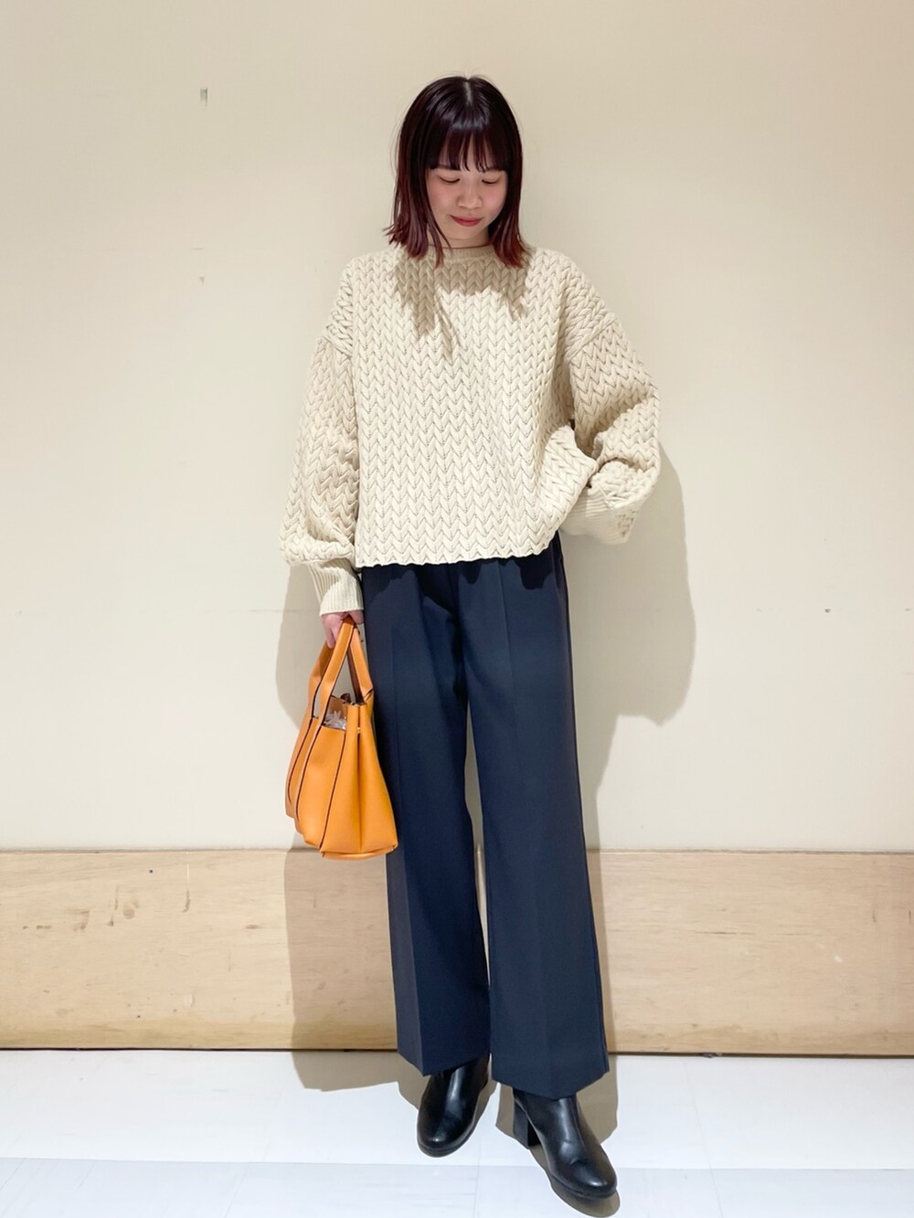 ベージュ系のニット/セーター、グレー系のその他パンツを着用したレディースの冬コーディネートの3枚目の写真