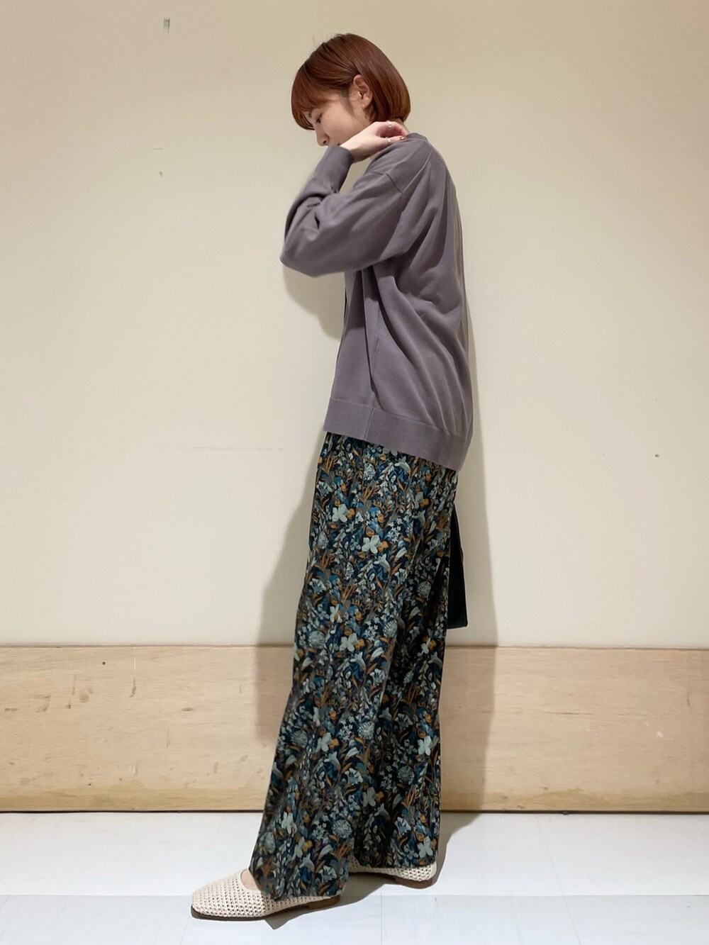 ホワイト系のTシャツ/カットソー、ブルー系のその他パンツ、ブラック系のトートバッグを着用したレディースの春コーディネートの6枚目の写真