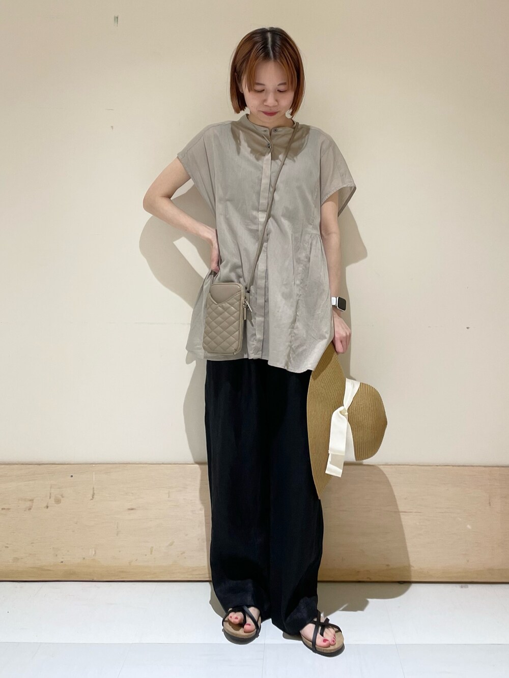 ベージュ系のシャツ/ブラウス、グレー系のショルダーバッグ、ブラック系のその他パンツを着用したレディースの夏コーディネートの3枚目の写真