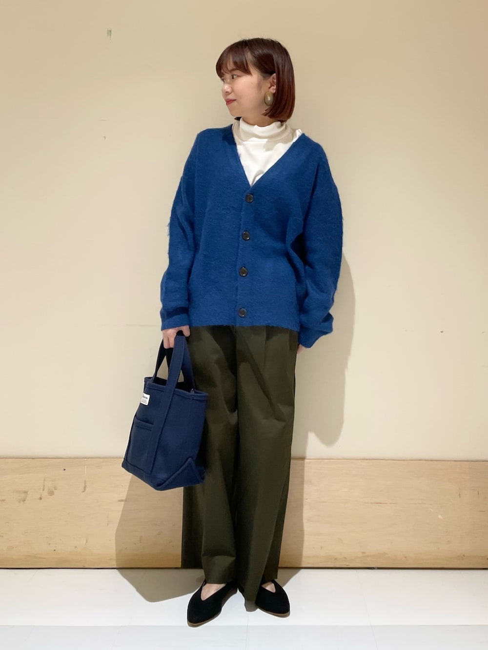「URBAN RESEARCH DOORS、URBAN RESEARCH DOORS WOMENS、アーバンリサーチドアーズ、カーディガン、ブルー、モヘアニット、モヘアカーディガン、カーキパンツ、お出かけコーデ、きれいめカジュアル、タートルネック、秋冬コーデ、シンプルコーデ、休日スタイル、低身長」|「URBAN RESEARCH DOORSの『UR TECH』テレコタートルネックTシャツ(Tシャツ/カットソー、ホワイト系)」を使った、ホンダ マユさん(レディース・152cm)の秋コーディネートの3枚目の写真