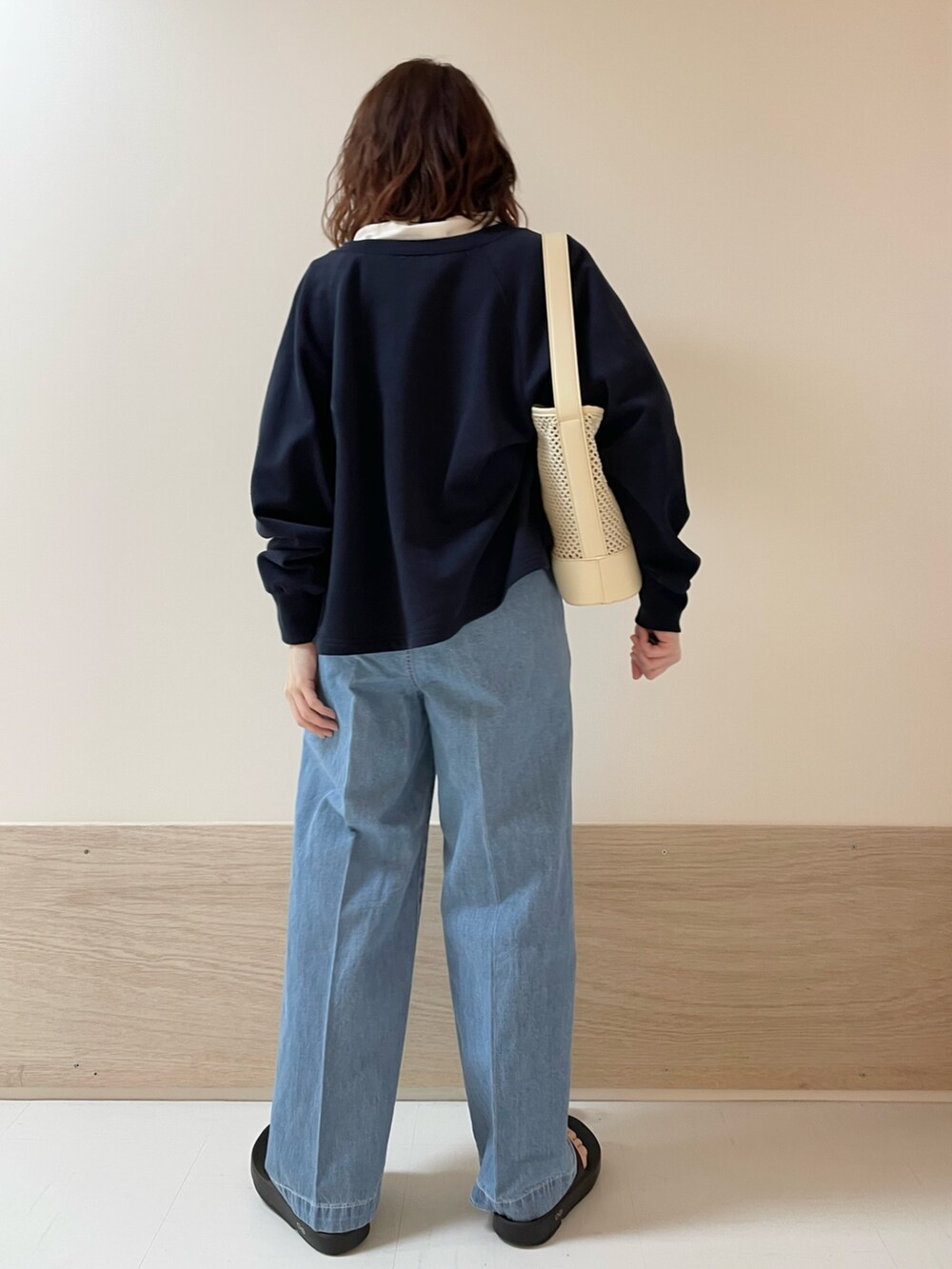 「URBAN RESEARCH DOORS、URBAN RESEARCH DOORS WOMENS、アーバンリサーチドアーズ、カーディガン、Tシャツ、デニム、イージーパンツ、カジュアルコーデ、大人カジュアル、春夏コーデ、お出かけコーデ、休日スタイル、シンプルコーデ、低身長、骨格ストレート」｜「FORK&SPOONのFORK&SPOON　綿麻デニムパンツ（デニムパンツ、ブルー系）」を使った、ホンダ マユさん（レディース・152cm）の春コーディネートの6枚目の写真