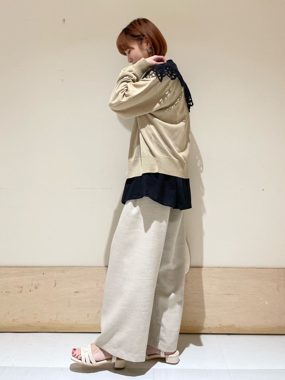「URBAN RESEARCH DOORS、URBAN RESEARCH DOORS WOMENS、アーバンリサーチドアーズ、スカラップ、襟付きトップス、カーディガン、休日スタイル、シンプルコーデ、レイヤードスタイル、お出かけコーデ、きれいめカジュアル、低身長、低身長コーデ、骨格ウェーブ、ベージュ」｜「URBAN RESEARCH DOORSのコットンボイルスカラップブラウス（シャツ/ブラウス、ブラック系）」を使った、ホンダ マユさん（レディース・152cm）の夏コーディネートの5枚目の写真