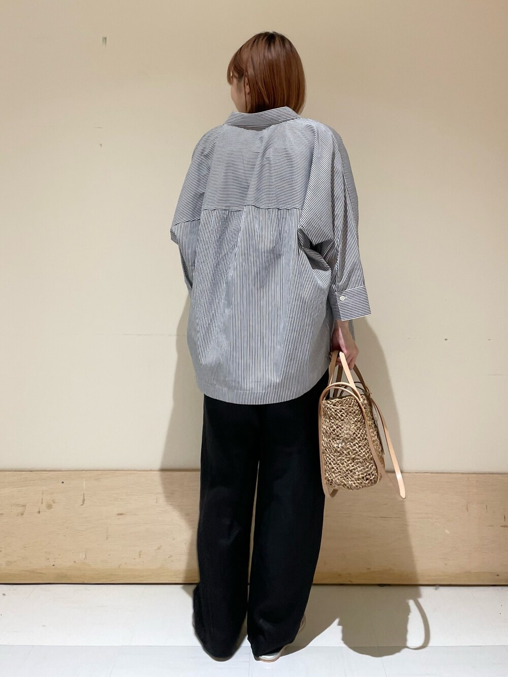 ブラック系のその他パンツ、シルバー系のサンダル、ブルー系のTシャツ/カットソーを着用したレディースの夏コーディネートの7枚目の写真