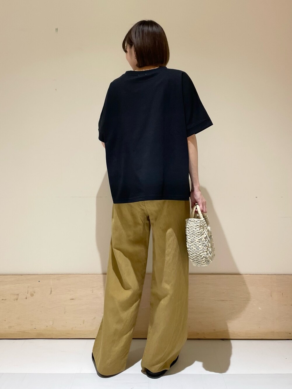 ブラック系のTシャツ/カットソー、イエロー系のその他パンツ、グレー系のかごバッグを着用したレディースの夏コーディネートの7枚目の写真