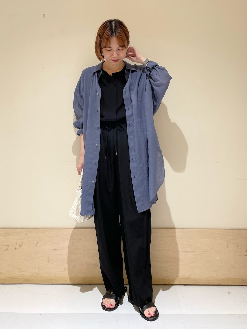 「URBAN RESEARCH DOORS、URBAN RESEARCH DOORS WOMENS、アーバンリサーチドアーズ、ビッグシャツ、シャツスタイル、コンビネゾン、セットアップ、ジャンプスーツ、シンプルコーデ、初夏コーデ、春夏コーデ、休日スタイル、楽チンコーデ、大人カジュアル、お出かけコーデ」|「URBAN RESEARCH DOORSのフレンチスリーブコンビネゾン(サロペット/オーバーオール、ブラック系)」を使った、ホンダ マユさん(レディース・152cm)の春コーディネートの3枚目の写真