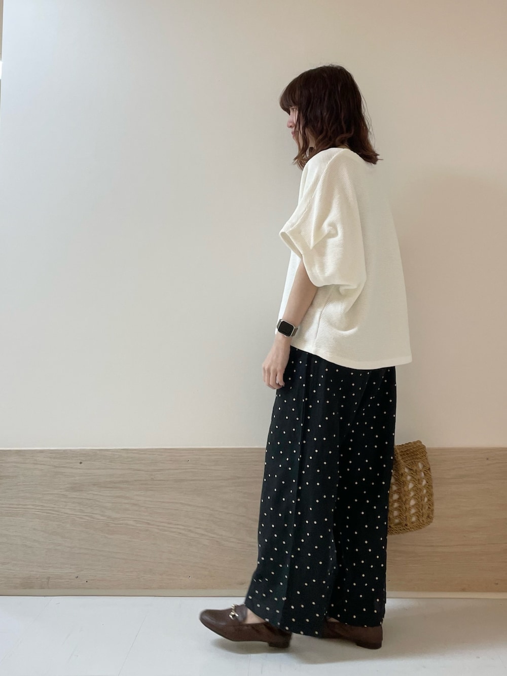 「URBAN RESEARCH DOORS、URBAN RESEARCH DOORS WOMENS、アーバンリサーチドアーズ、ドット、ドットパンツ、リラックススタイル、お出かけコーデ、休日スタイル、きれいめカジュアル、大人カジュアル、春夏コーデ、シンプルコーデ、リネンパンツ、低身長コーデ、骨格ストレート」|「URBAN RESEARCH DOORSのリネンドットイージーパンツ(その他パンツ、ブラック系)」を使った、ホンダ マユさん(レディース・152cm)の春コーディネートの5枚目の写真