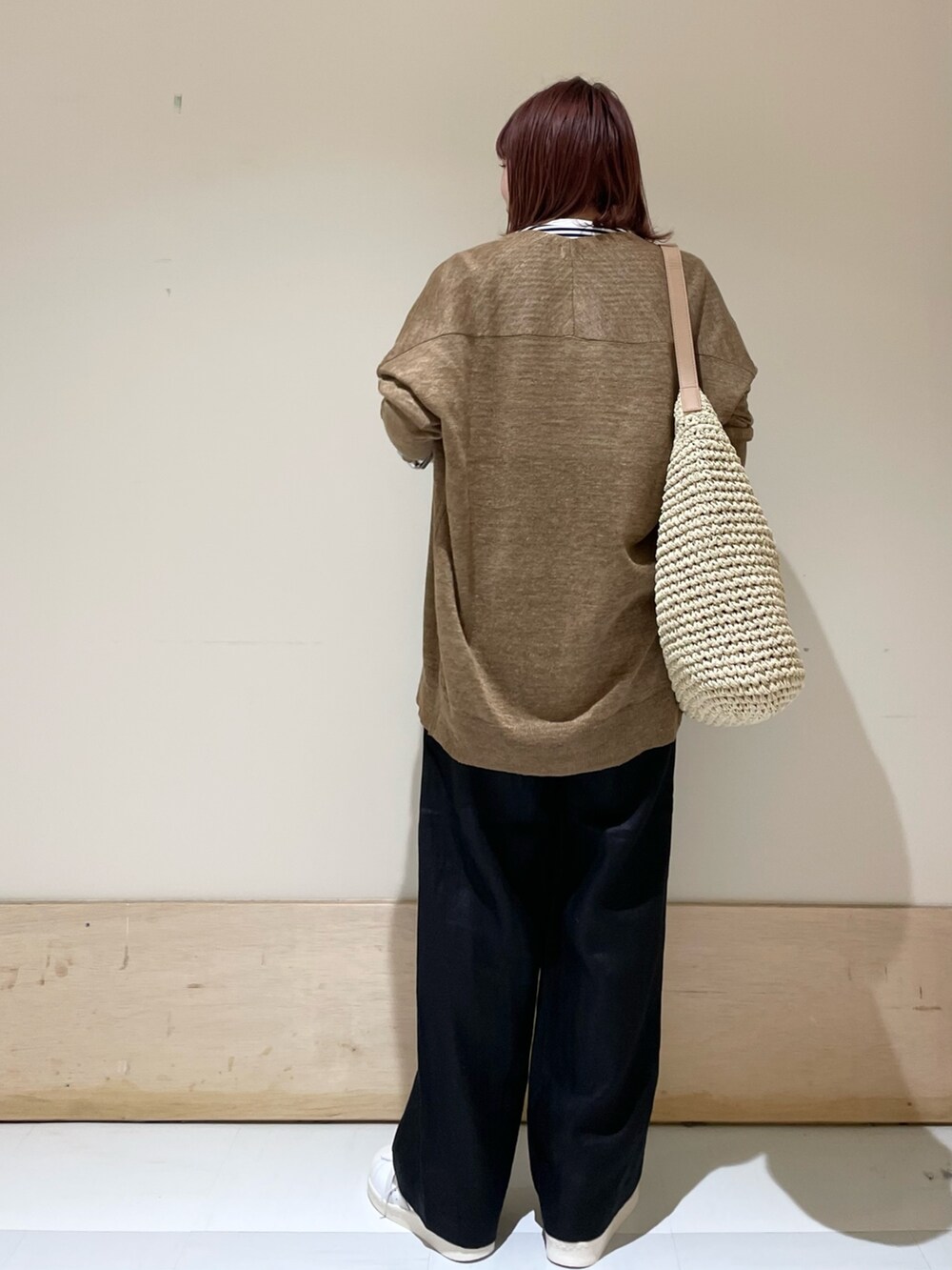 ホワイト系のTシャツ/カットソー、ホワイト系のスニーカー、ブラック系のその他パンツを着用したレディースの春コーディネートの6枚目の写真