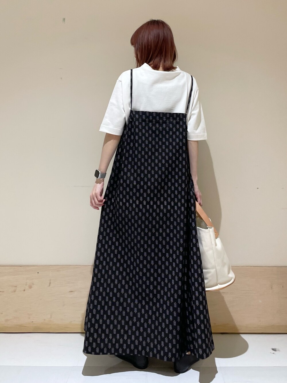 「URBAN RESEARCH DOORS、URBAN RESEARCH DOORS WOMENS、アーバンリサーチドアーズ、かぐれ、FORK&SPOON、キャミワンピ、プリントワンピース、柄ワンピース、シンプルコーデ、ビッグシルエット、休日スタイル、着回しコーデ、キレイめカジュアル、ショップスタッフの好印象コーデ、低身長」｜「かぐれのプリントキャミワンピース（ワンピース、ブラック系）」を使った、ホンダ マユさん（レディース・152cm）の春コーディネートの6枚目の写真