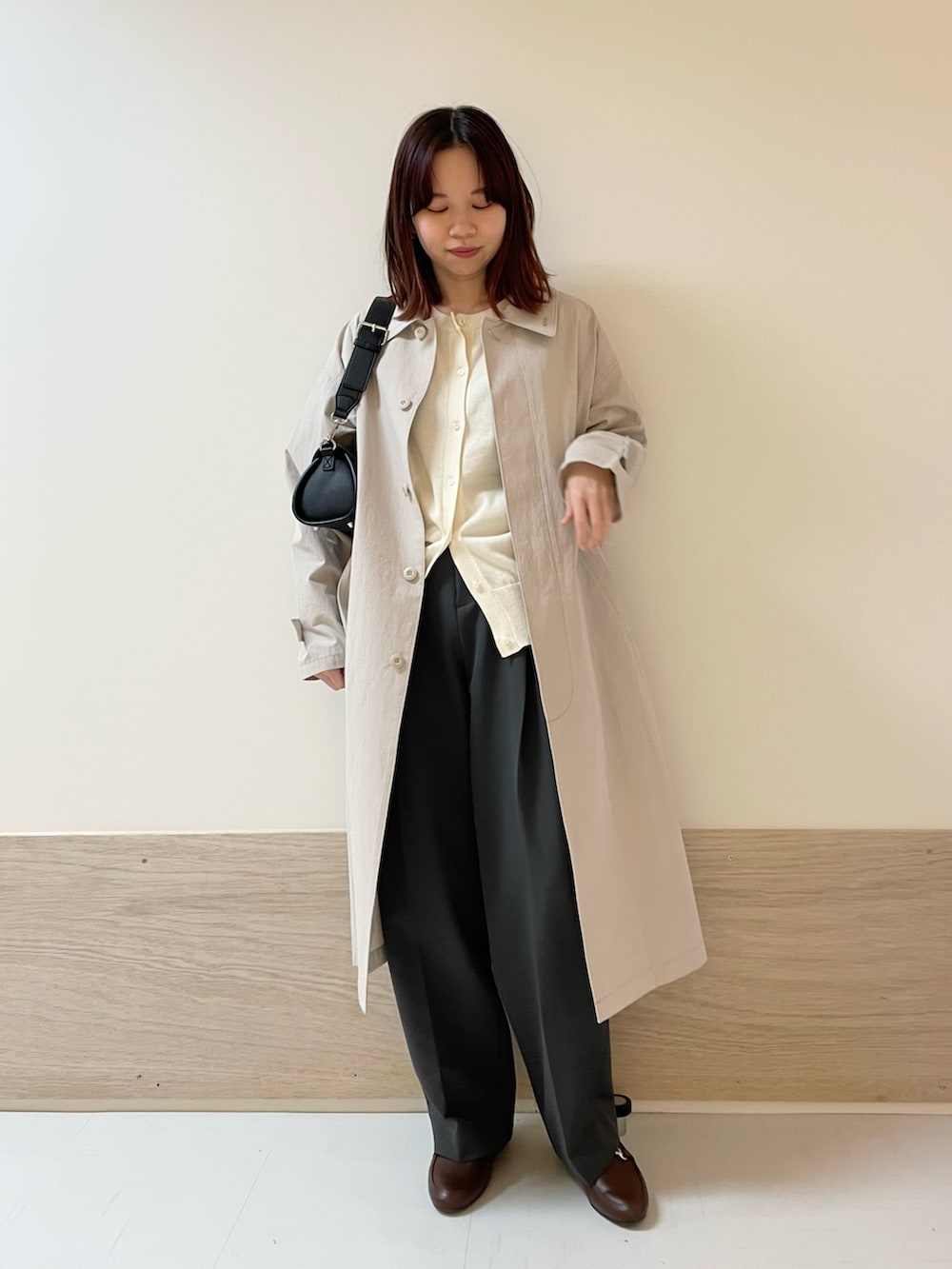 グレー系のその他パンツ、ブラック系のショルダーバッグ、グレー系のステンカラーコートを着用したレディースの春コーディネートの2枚目の写真