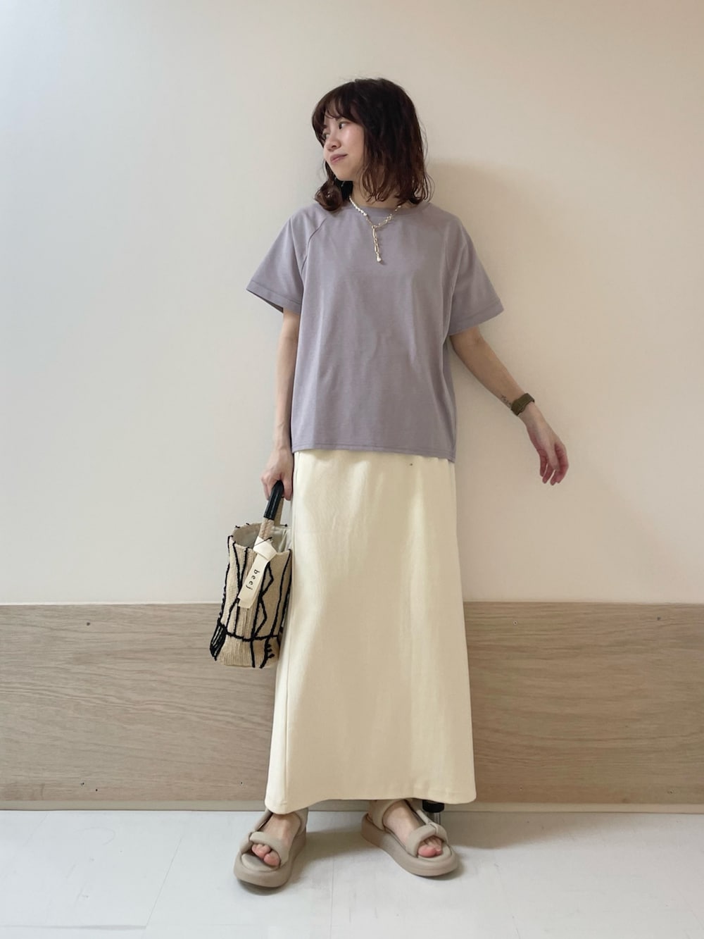 「URBAN RESEARCH DOORS、URBAN RESEARCH DOORS WOMENS、アーバンリサーチドアーズ、淡色コーデ、リブスカート、パープル、きれいめカジュアル、シンプルコーデ、お出かけコーデ、休日スタイル、春夏コーデ、大人カジュアル、リラックススタイル、低身長コーデ、骨格ストレート」｜「URBAN RESEARCH DOORSの『UR GREEN』リブカットストレートスカート（スカート、ホワイト系）」を使った、ホンダ マユさん（レディース・152cm）の春コーディネートの4枚目の写真