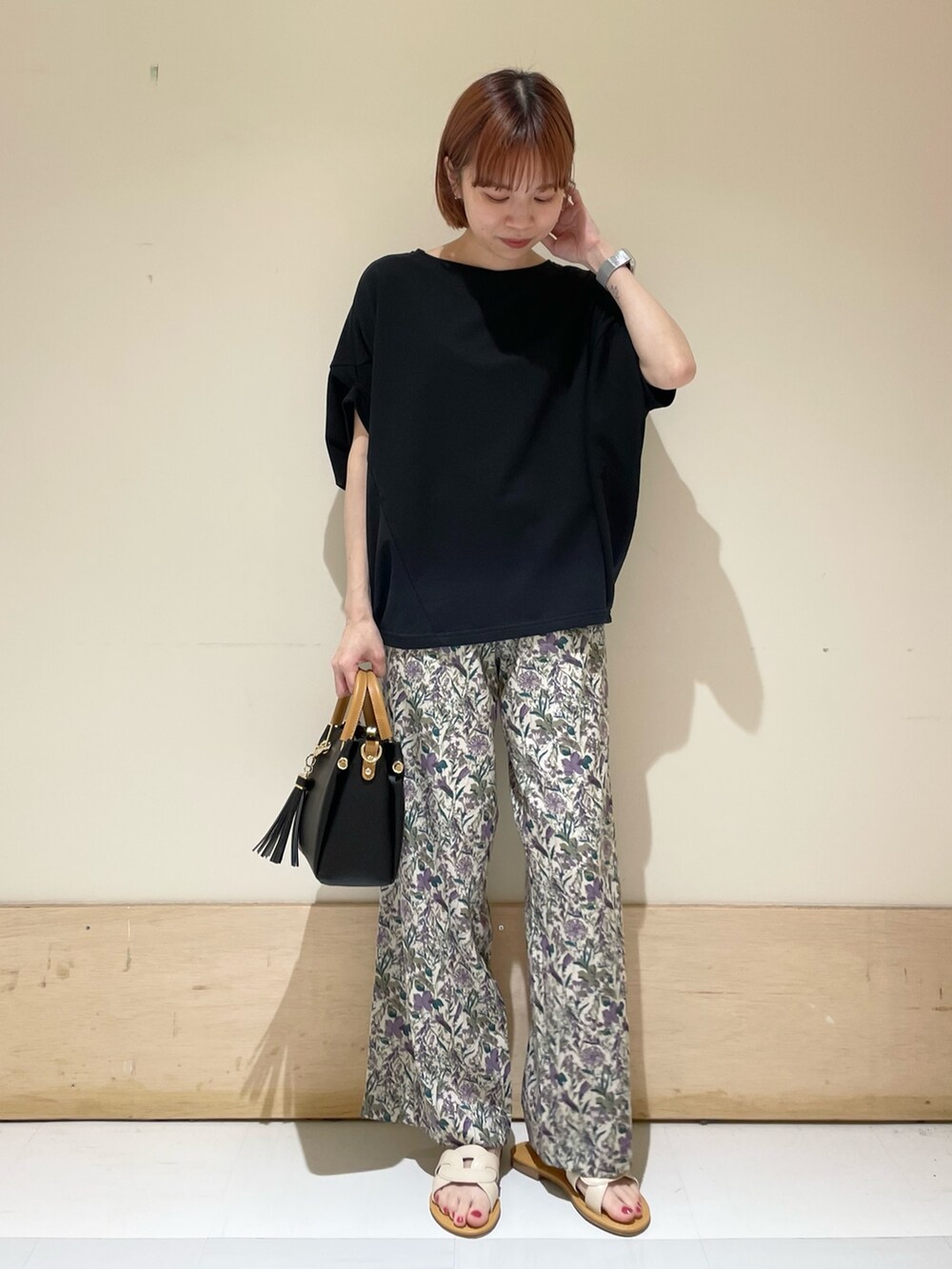 ブラック系のTシャツ/カットソー、ホワイト系のサンダル、パープル系のその他パンツを着用したレディースの春コーディネートの4枚目の写真