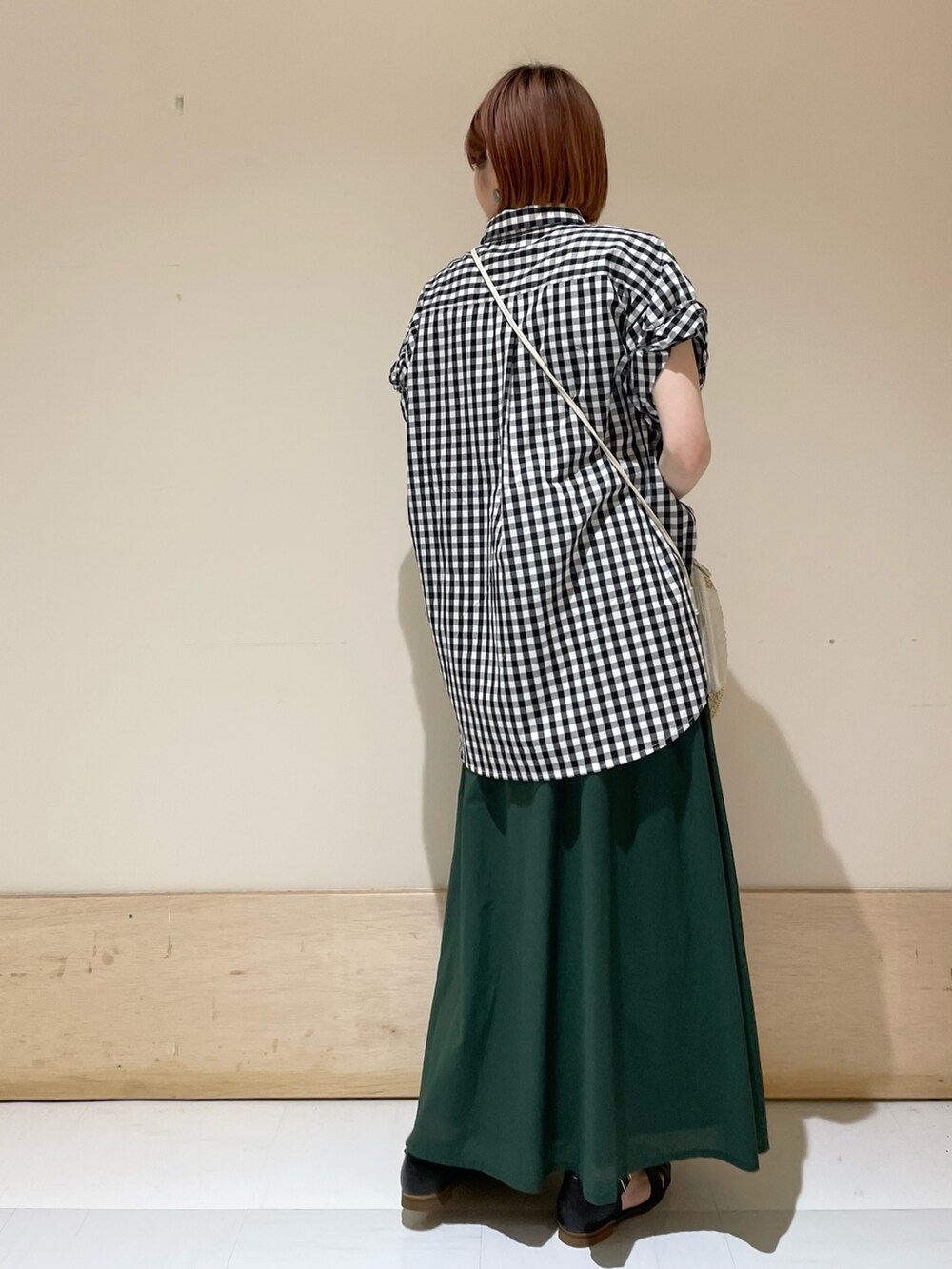 ブラック系のサンダル、その他のシャツ/ブラウス、グリーン系のスカートを着用したレディースの春コーディネートの7枚目の写真