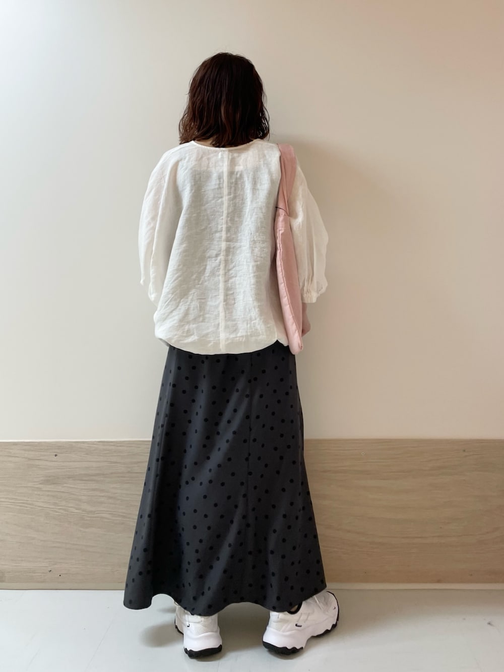 ホワイト系のシャツ/ブラウス、グレー系のスカート、ピンク系のトートバッグを着用したレディースの春コーディネートの5枚目の写真