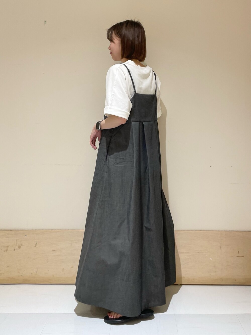 ブラック系のワンピース、ブラック系のショルダーバッグ、ブラック系のサンダルを着用したレディースの夏コーディネートの4枚目の写真