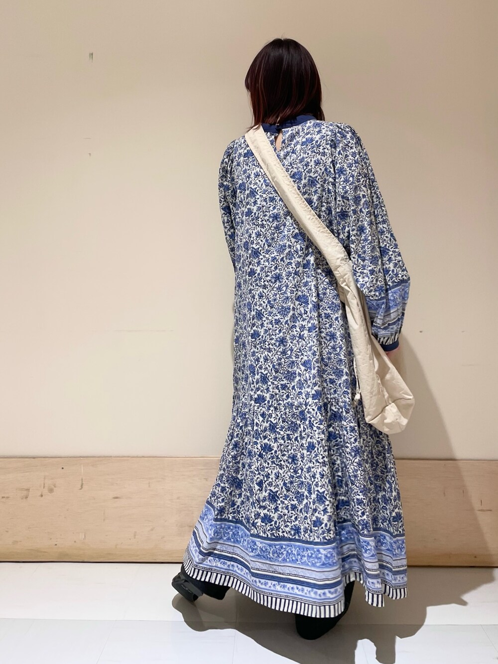 グレー系のショルダーバッグ、ブルー系のワンピース、グレー系のその他パンツを着用したレディースの冬コーディネートの8枚目の写真