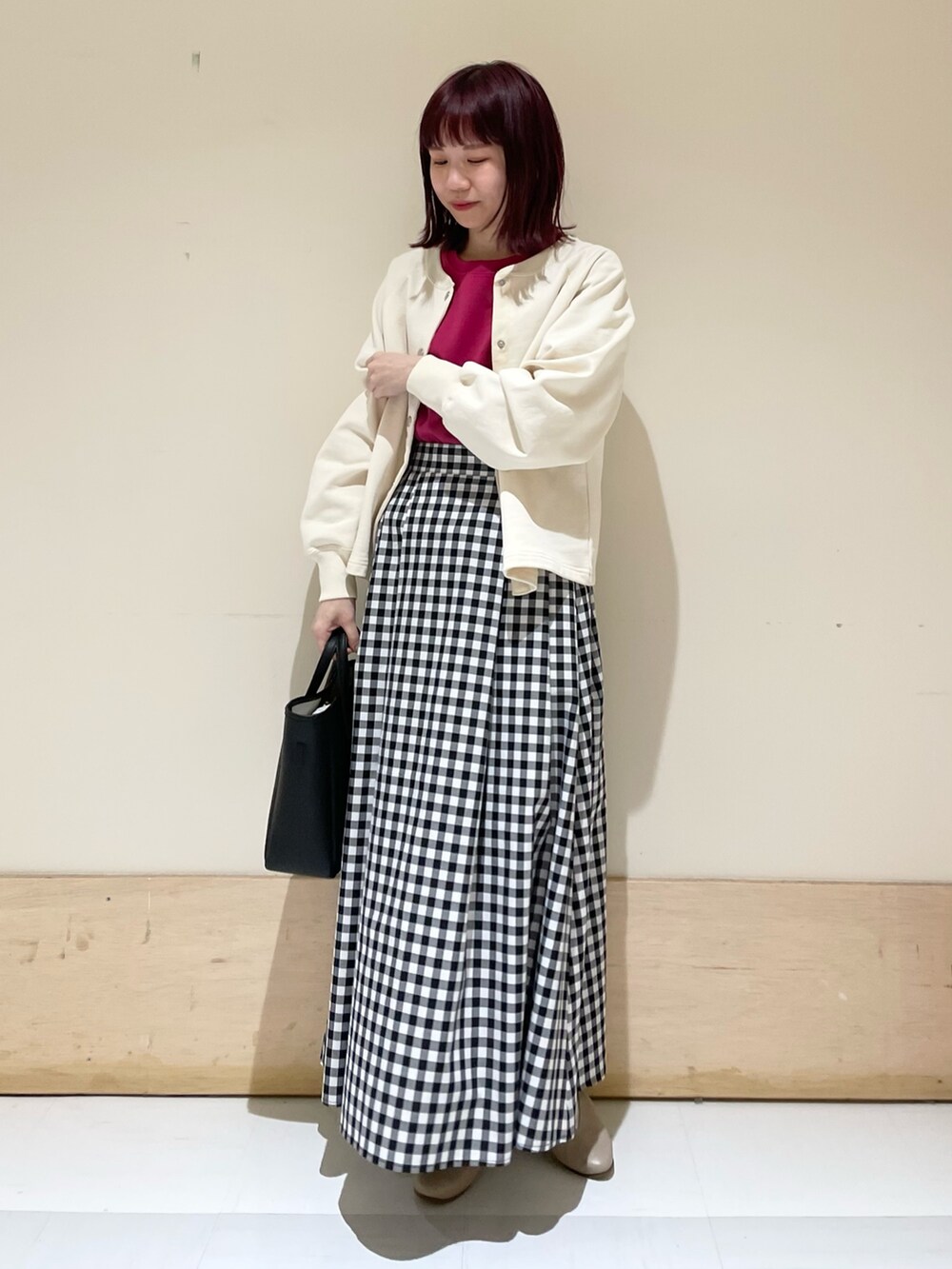 ホワイト系のニット/セーター、その他のスカート、ベージュ系のパンプスを着用したレディースの春コーディネートの2枚目の写真