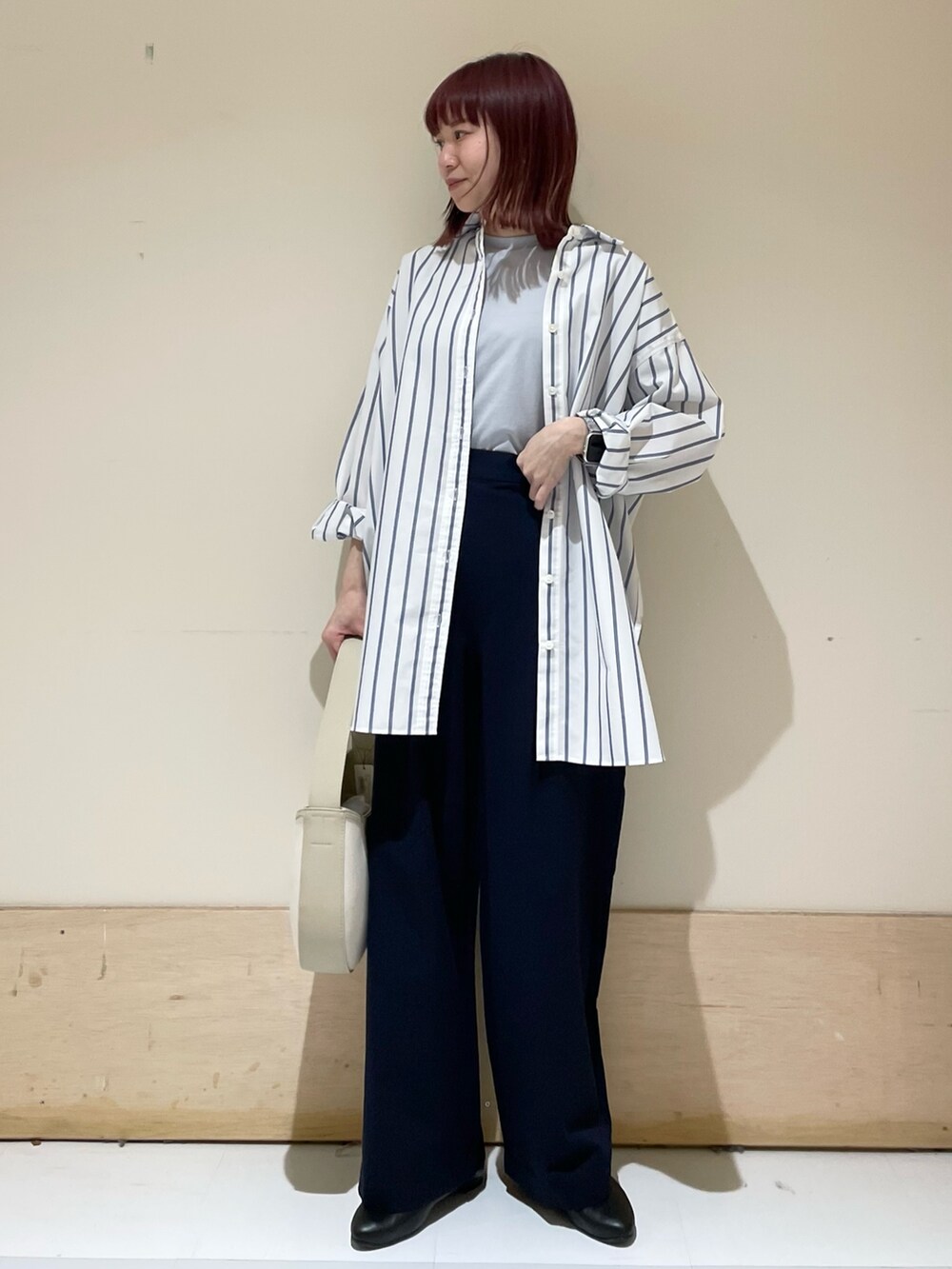 ブルー系のその他パンツ、ブルー系のTシャツ/カットソー、ブラック系のパンプスを着用したレディースの春コーディネートの2枚目の写真