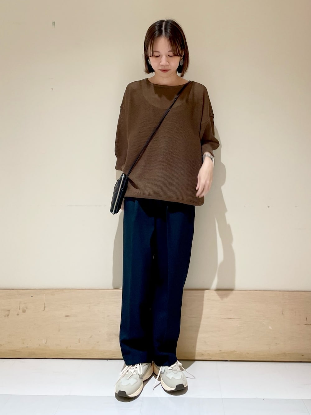 グレー系のスニーカー、ブルー系のその他パンツ、ブラウン系のニット/セーターを着用したレディースの夏コーディネートの2枚目の写真