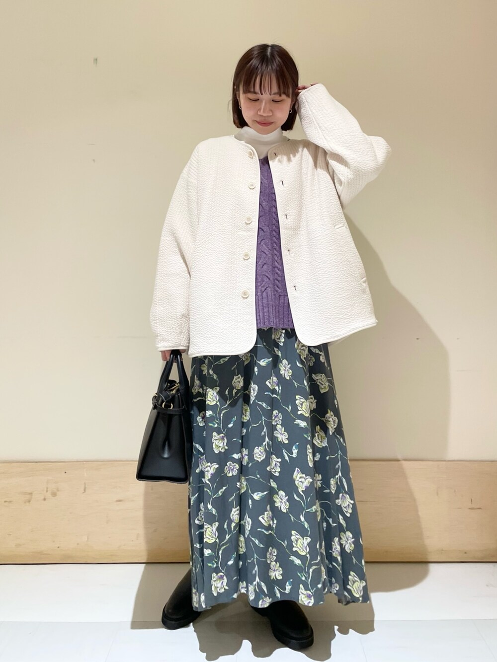 ホワイト系のTシャツ/カットソー、ホワイト系のノーカラージャケット、グレー系のスカートを着用したレディースの秋コーディネートの3枚目の写真