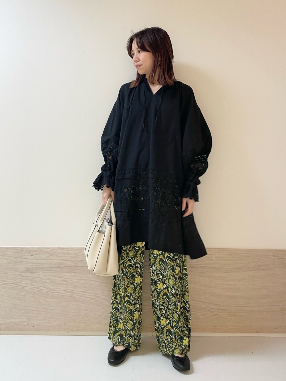 ブラック系のバレエシューズ、ブラック系のシャツ/ブラウス、グリーン系のその他パンツを着用したレディースの春コーディネートの3枚目の写真