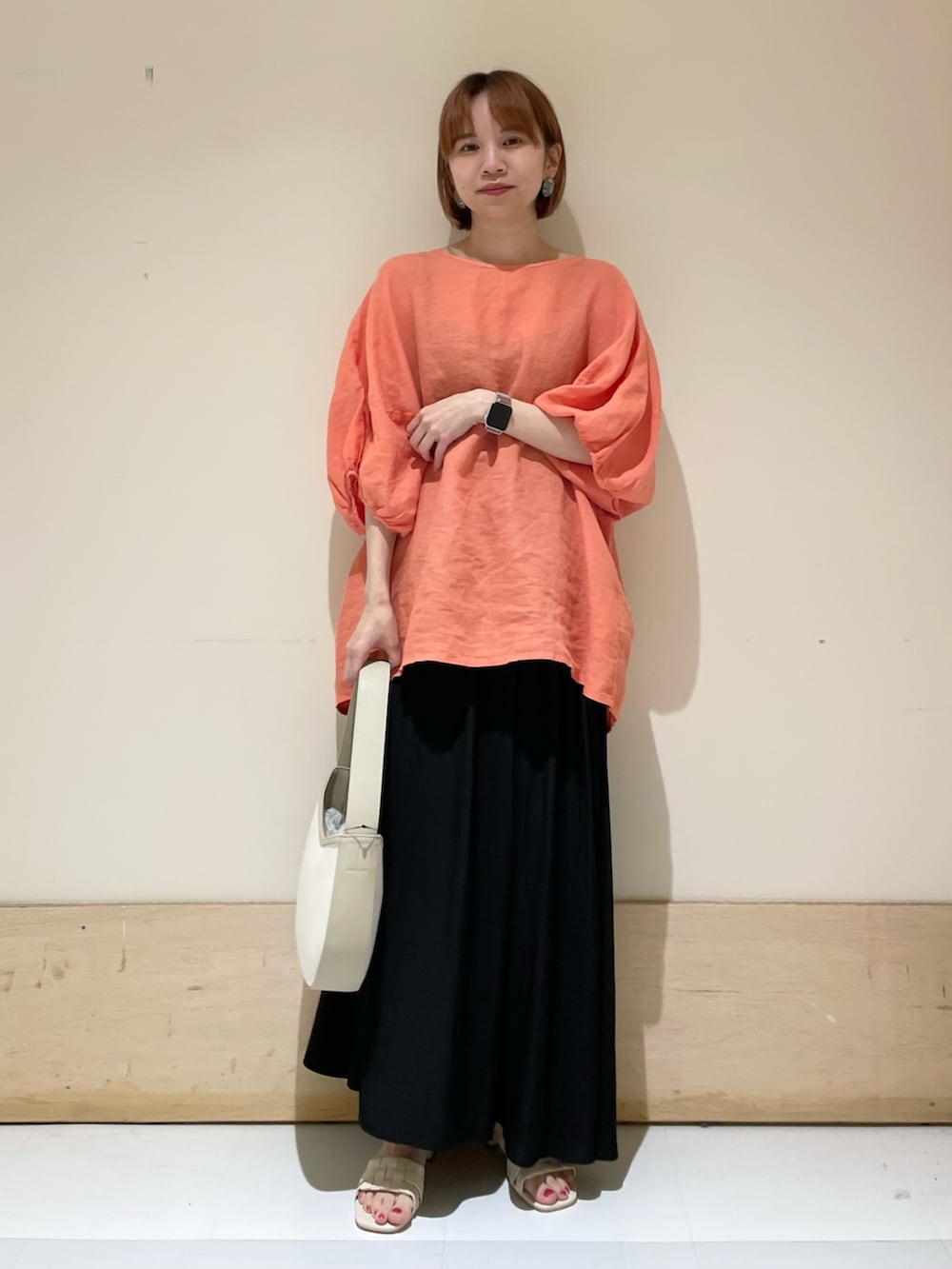 「URBAN RESEARCH DOORS、URBAN RESEARCH DOORS WOMENS、アーバンリサーチドアーズ、リネンブラウス、コーラルピンク、オレンジ、ロングスカート、ギャザースカート、初夏コーデ、春夏コーデ、シンプルコーデ、休日スタイル、ラクチンコーデ、カジュアルコーデ、低身長コーデ」|「URBAN RESEARCH DOORSのカッセンギャザーロングスカート(スカート、ブラック系)」を使った、ホンダ マユさん(レディース・152cm)の春コーディネートの2枚目の写真