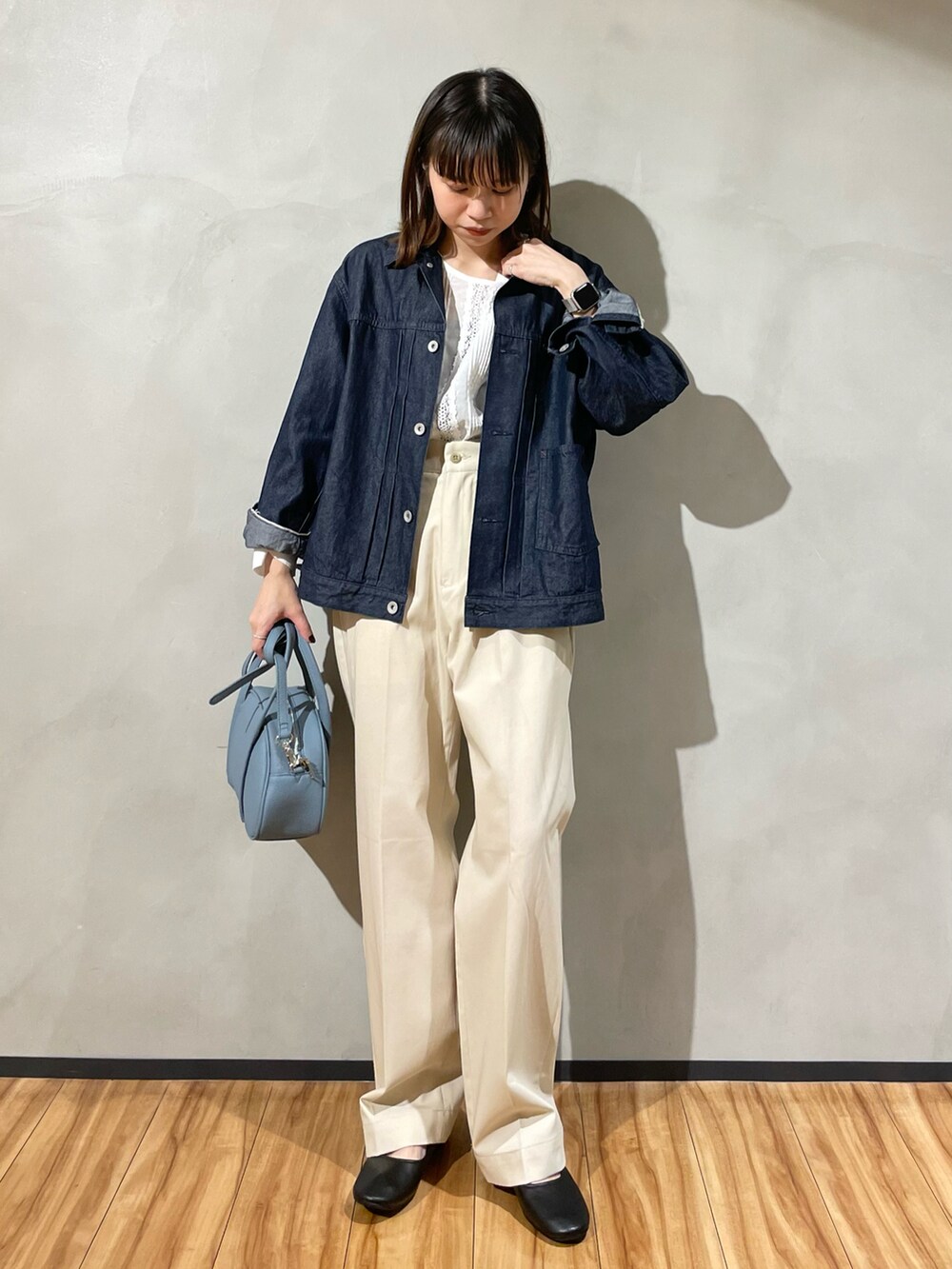 「URBAN RESEARCH DOORS、URBAN RESEARCH DOORS WOMENS、アーバンリサーチドアーズ、STILL BY HAND、スティルバイハンド、秋色、Gジャン、デニム、デニムジャケット、チノパン、ハイウエスト、低身長、低身長コーデ」｜「URBAN RESEARCH DOORSのソフトストラップシューズ（その他シューズ、ブラック系）」を使った、ホンダ マユさん（レディース・152cm）の秋コーディネートの2枚目の写真