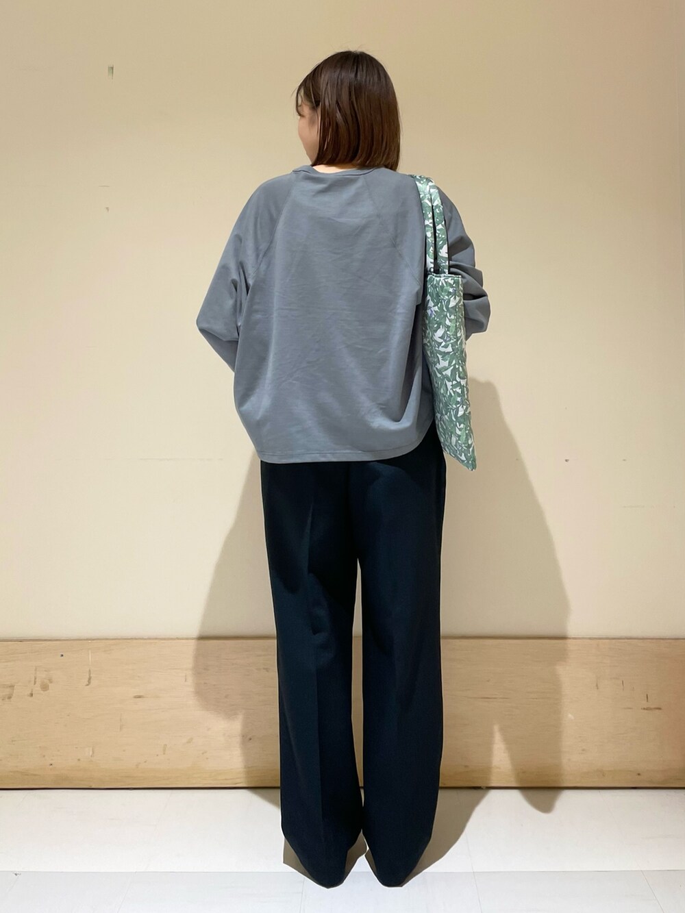 ブルー系のその他パンツ、ブラウン系のローファー、グレー系のTシャツ/カットソーを着用したレディースの秋コーディネートの6枚目の写真