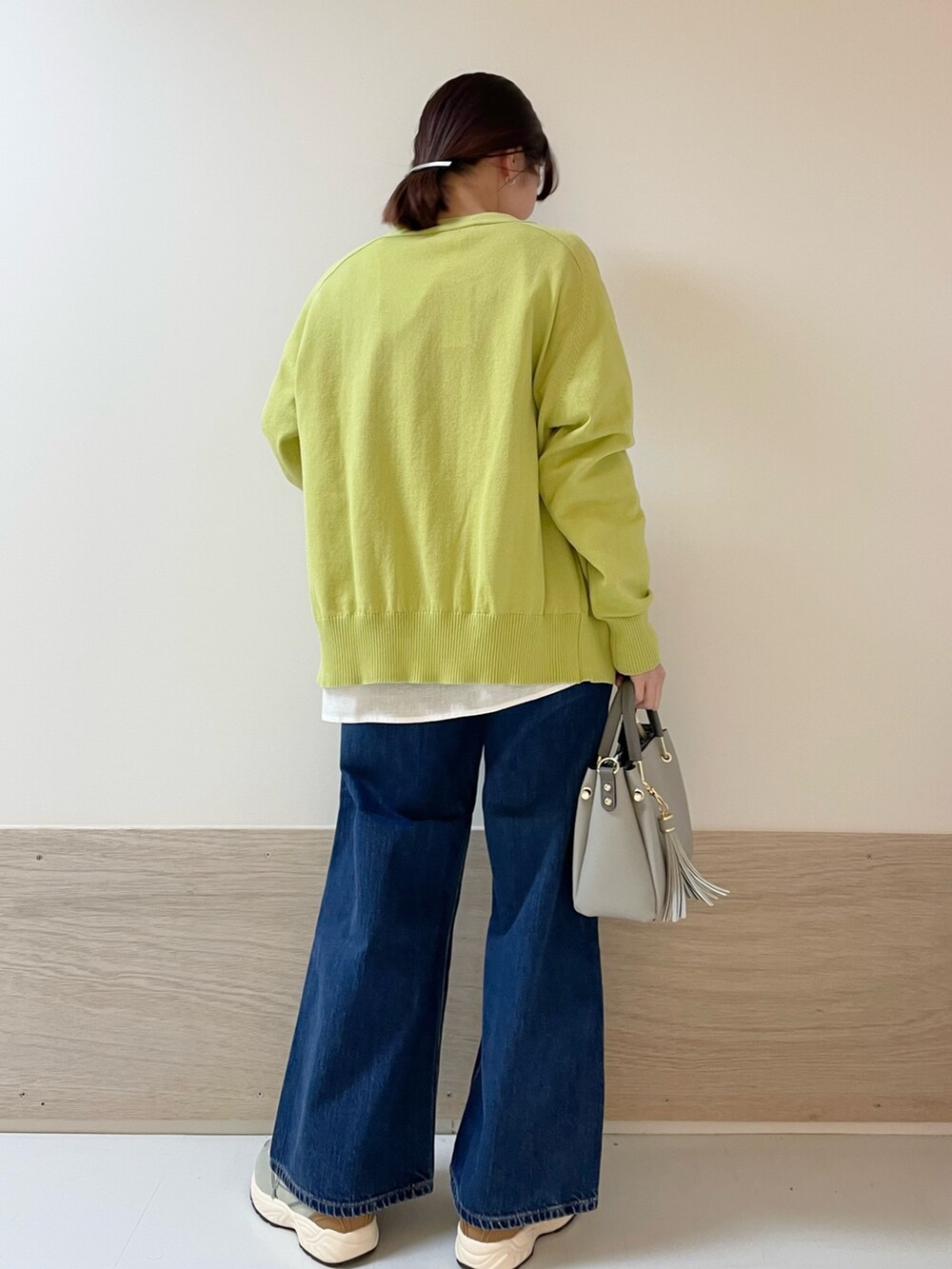 ブルー系のその他パンツ、グリーン系のカーディガン/ボレロ、ホワイト系のシャツ/ブラウスを着用したレディースの春コーディネートの6枚目の写真