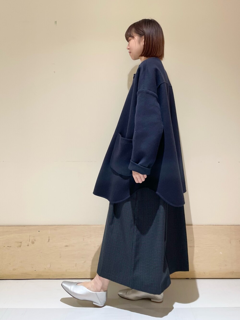 「URBAN RESEARCH DOORS、URBAN RESEARCH DOORS WOMENS、アーバンリサーチドアーズ、ワンピース、お出かけコーデ、きれいめカジュアル、冬アウター、休日スタイル、冬のコーデ、ネイビー、オトナカワイイ、新星WEARISTAにエントリー、チェック、チェックワンピース、低身長」｜「URBAN RESEARCHの『MADE IN JAPAN』Vカット2WAYパンプス（パンプス、シルバー系）」を使った、ホンダ マユさん（レディース・152cm）の冬コーディネートの4枚目の写真