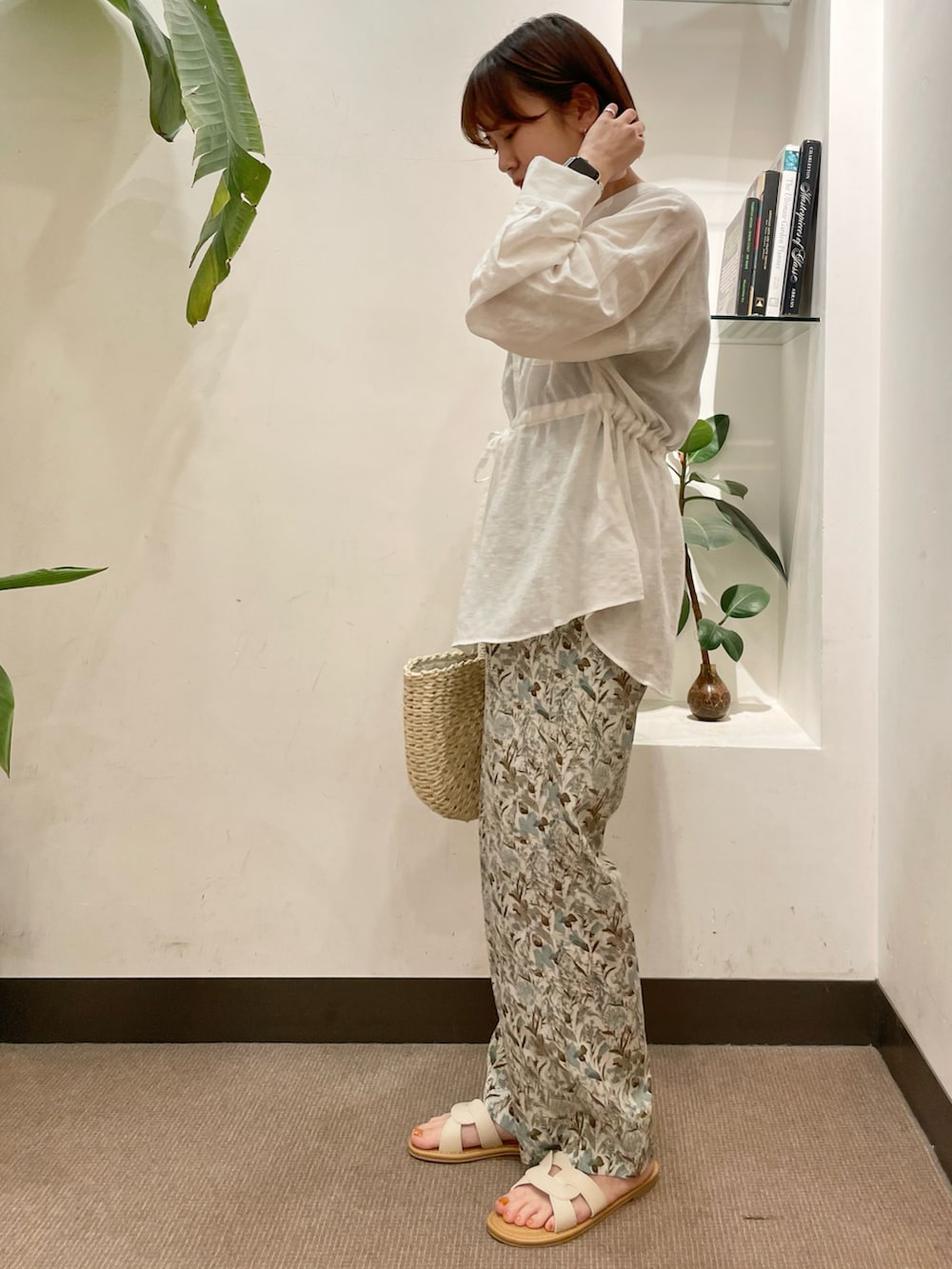 ホワイト系のその他パンツ、ホワイト系のシャツ/ブラウス、ホワイト系のハンドバッグを着用したレディースの春コーディネートの3枚目の写真