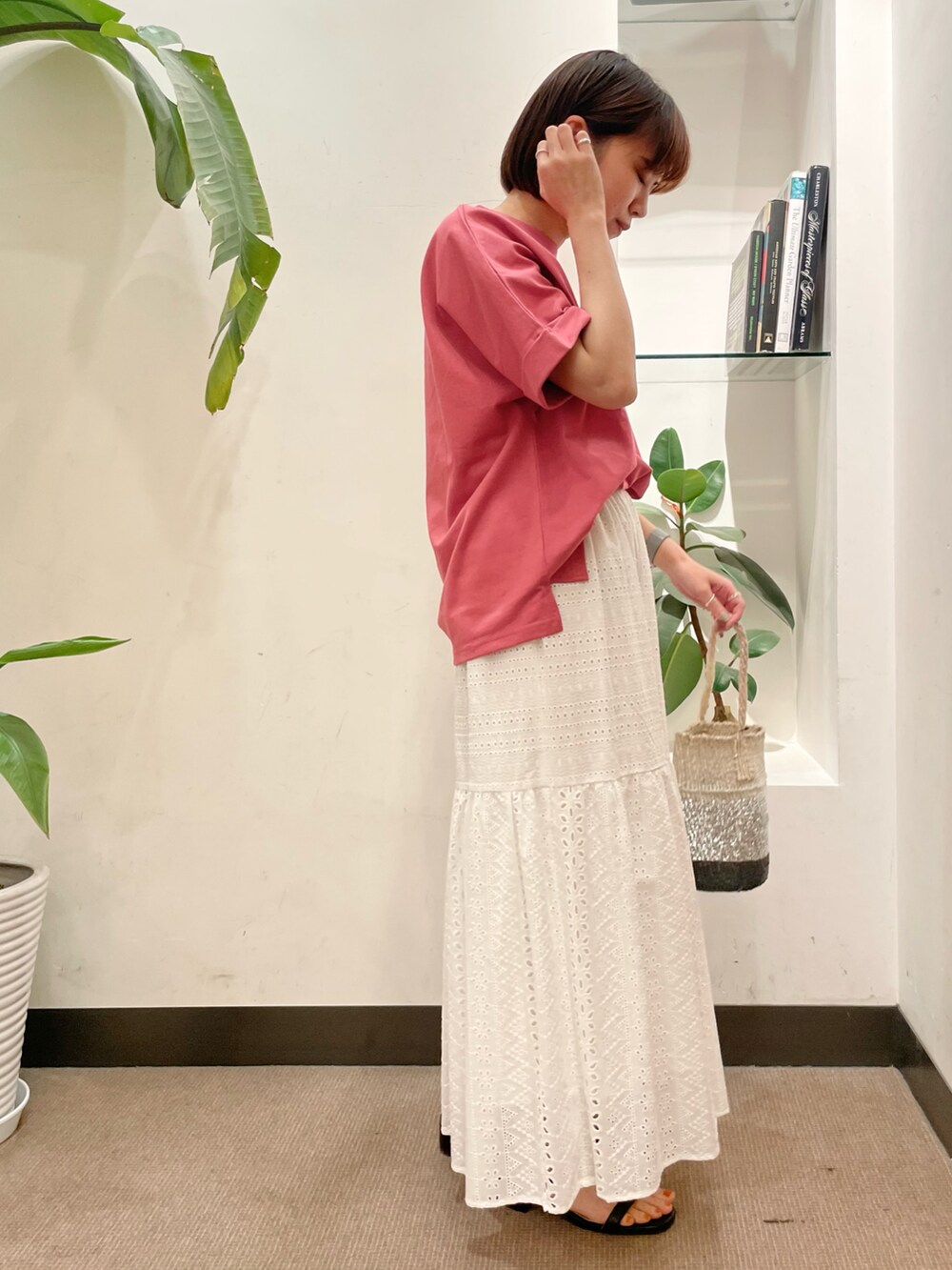 ブラック系のサンダル、ホワイト系のスカート、ピンク系のTシャツ/カットソーを着用したレディースの夏コーディネートの4枚目の写真