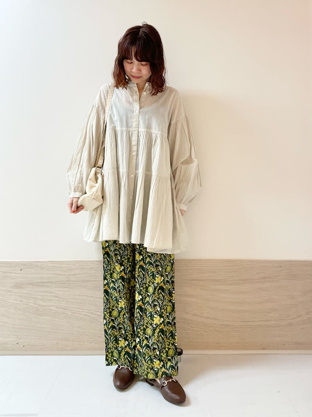 「URBAN RESEARCH DOORS、URBAN RESEARCH DOORS WOMENS、アーバンリサーチドアーズ、レイヤードスタイル、ティアードブラウス、花柄、花柄パンツ、シンプルコーデ、春のNewスタイル、大人カジュアル、春色、お出かけコーデ、休日スタイル、低身長、骨格ストレート」|「URBAN RESEARCH DOORSの撥水ミニショルダーバッグ(ショルダーバッグ、ベージュ系)」を使った、ホンダ マユさん(レディース・152cm)の春コーディネートの2枚目の写真